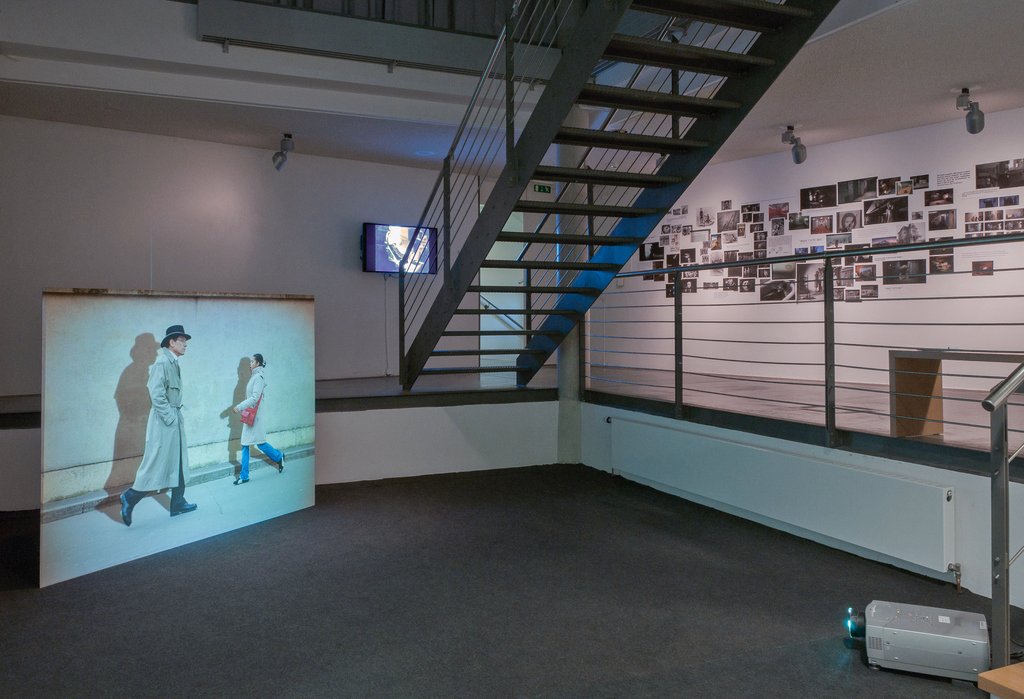 Das Foto zeigt das Untergeschoss des Edith-Russ-Hauses mit der Ausstellungsansicht Das Digitale Unheimliche. Foto Franz J Wamhof © Edith-Russ-Haus