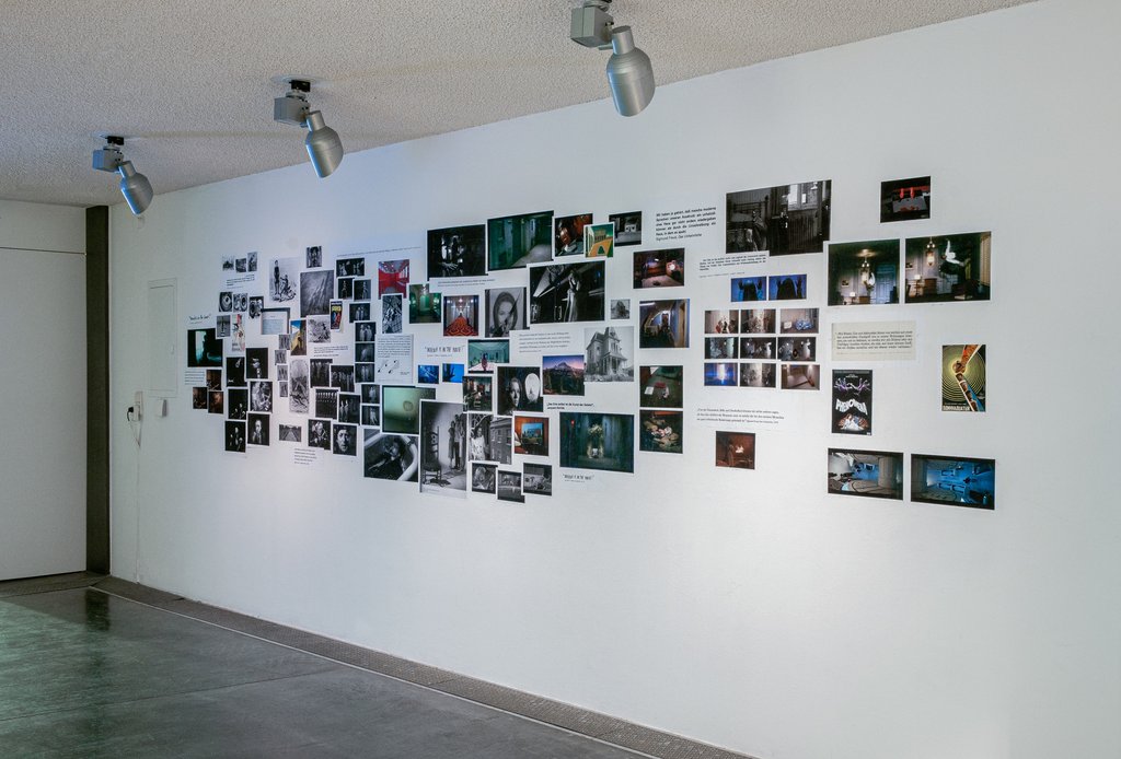Das Foto zeigt das Untergeschoss des Edith-Russ-Hauses mit der Ausstellungsansicht Das Digitale Unheimliche. Foto Franz J Wamhof © Edith-Russ-Haus