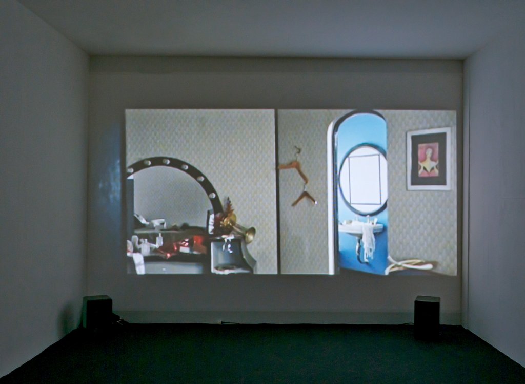 Das Foto zeigt das Untergeschoss des Edith-Russ-Hauses mit dem Kunstwerk von Cordula Ditz: Suspiria. Foto Franz J Wamhof © Edith-Russ-Haus