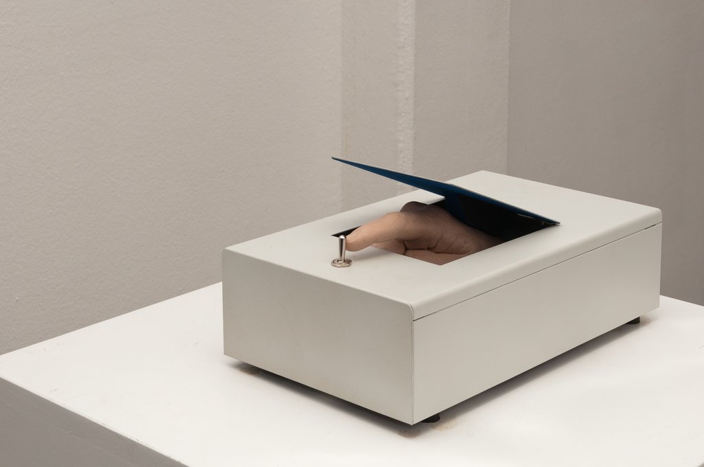 Das Foto zeigt das Untergeschoss des Edith-Russ-Hauses mit dem Kunstwerk von David Moises: Ultimate Machine aka Shannon's Hand. Foto Franz J Wamhof © Edith-Russ-Haus