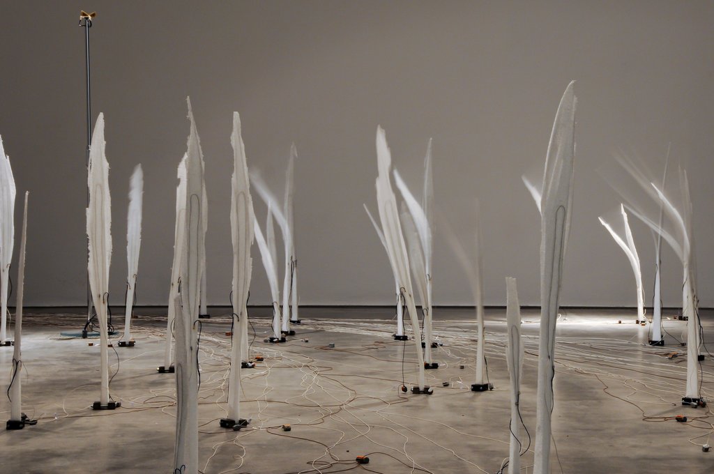 Das Foto zeigt das Obergeschoss des Edith-Russ-Hauses mit dem Kunstwerk von Kerstin Ergenzinger: Whiskers in Space. Foto Franz J Wamhof © Edith-Russ-Haus