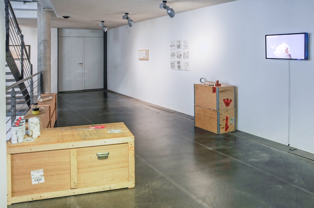 Das Foto zeigt das Untergeschoss des Edith-Russ-Hauses mit der Ausstellungsansicht States of Being. Foto Franz J Wamhof © Edith-Russ-Haus