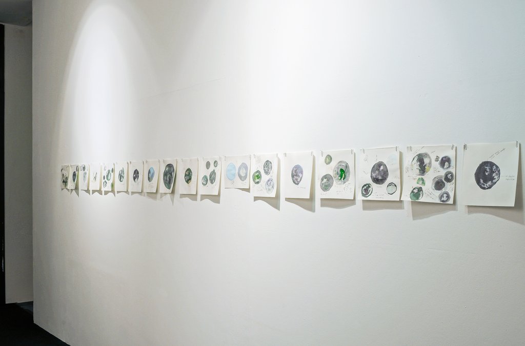 Das Foto zeigt das Untergeschoss des Edith-Russ-Hauses mit dem Kunstwerk von Yunchul Kim: Chemical Drawings. Foto Franz J Wamhof © Edith-Russ-Haus