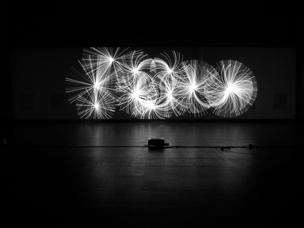 Das Foto zeigt das Obergeschoss des Edith-Russ-Hauses mit dem Kunstwerk von ss-io: The Moment. Foto © Edith-Russ-Haus