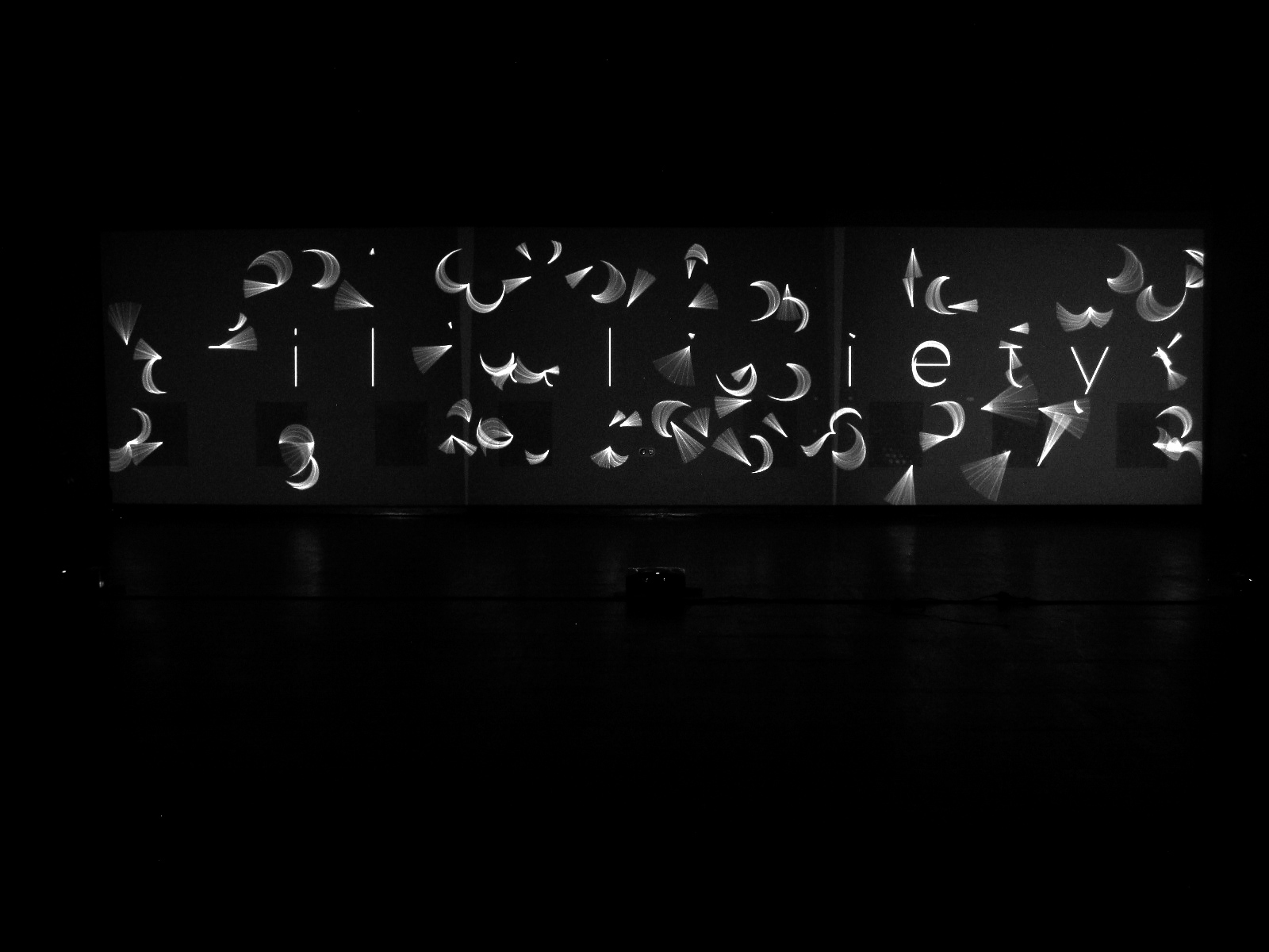 Das Foto zeigt das Obergeschoss des Edith-Russ-Hauses mit dem Kunstwerk von ss-io: The Moment. Foto © Edith-Russ-Haus