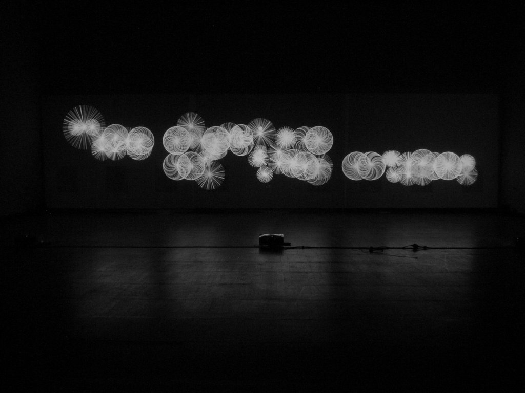 Das Foto zeigt das Obergeschoss des Edith-Russ-Hauses mit dem Kunstwerk von ss-io: The Moment. Foto © Edith-Russ-Haus