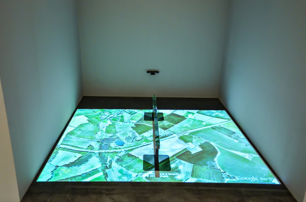Das Foto zeigt das Obergeschoss des Edith-Russ-Hauses mit dem Kunstwerk von Eva Domenech: Funambulista. Foto © Edith-Russ-Haus