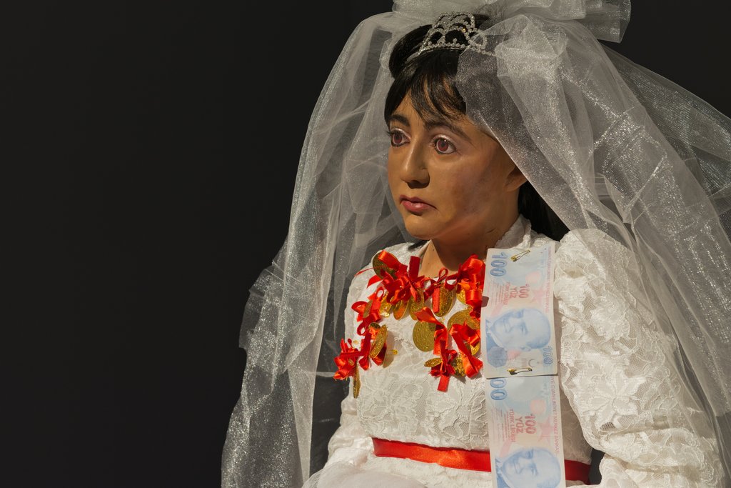 Das Foto zeigt das Obergeschoss des Edith-Russ-Hauses mit dem Kunstwerk von Şükran Moral: Child-Bride. Foto Franz J Wamhof © Edith-Russ-Haus