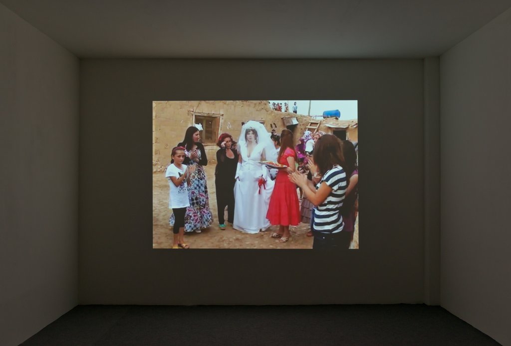 Das Foto zeigt das Untergeschoss des Edith-Russ-Hauses mit dem Kunstwerk von Şükran Moral: Marriage with Three Men. Foto Franz J Wamhof © Edith-Russ-Haus