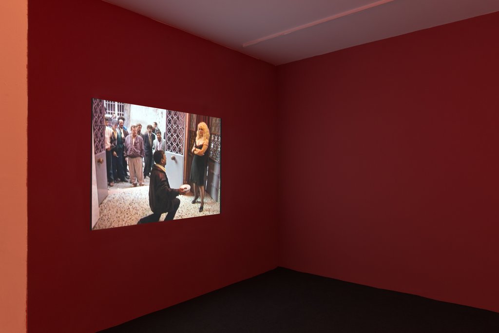Das Foto zeigt das Untergeschoss des Edith-Russ-Hauses mit dem Kunstwerk von Şükran Moral: Bordello. Foto Franz J Wamhof © Edith-Russ-Haus