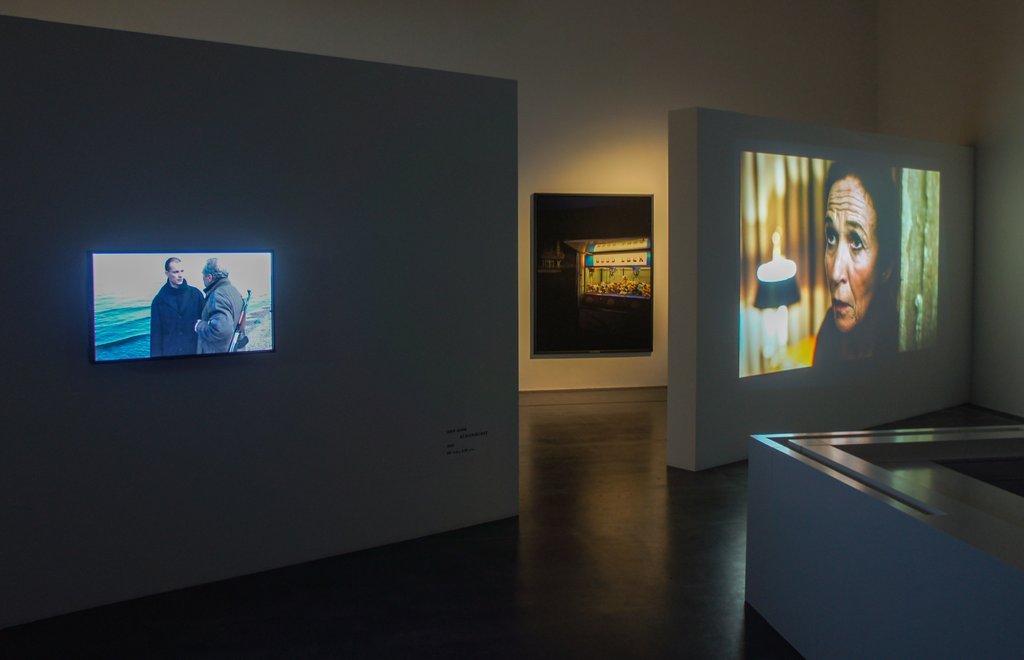 Das Foto zeigt das Obergeschoss des Edith-Russ-Hauses mit der Ausstellungsansicht The Doubt of the Stage Prompter. Foto © Edith-Russ-Haus