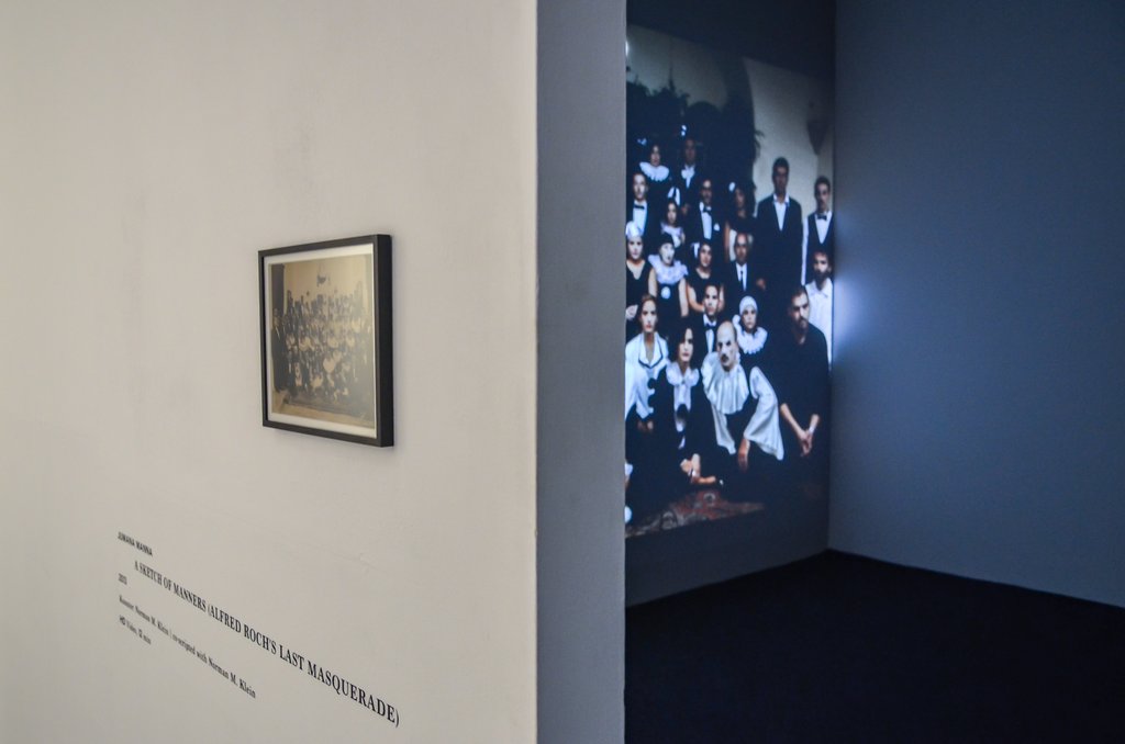 Das Foto zeigt das Untergeschoss des Edith-Russ-Hauses mit dem Kunstwerk von Jumana Manna: A Sketch of Manners (Alfred Roch's Last Masquerade). Foto © Edith-Russ-Haus