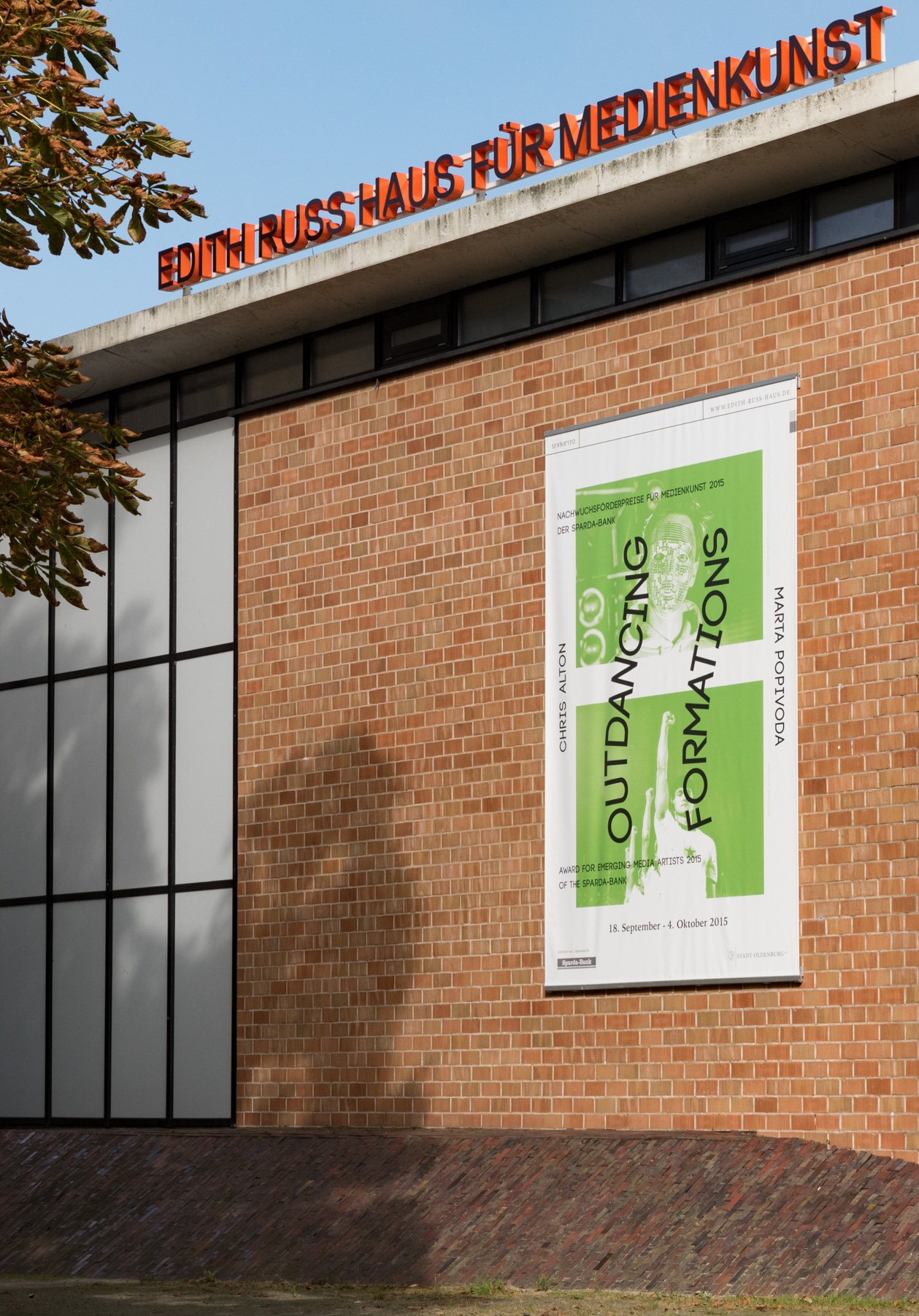 The photo shows the façade of the Edith Russ House with the banner for the exhibition Chris Alton & Marta Popivoda: Outdancing Formations. Photo © Edith-Russ-Haus
