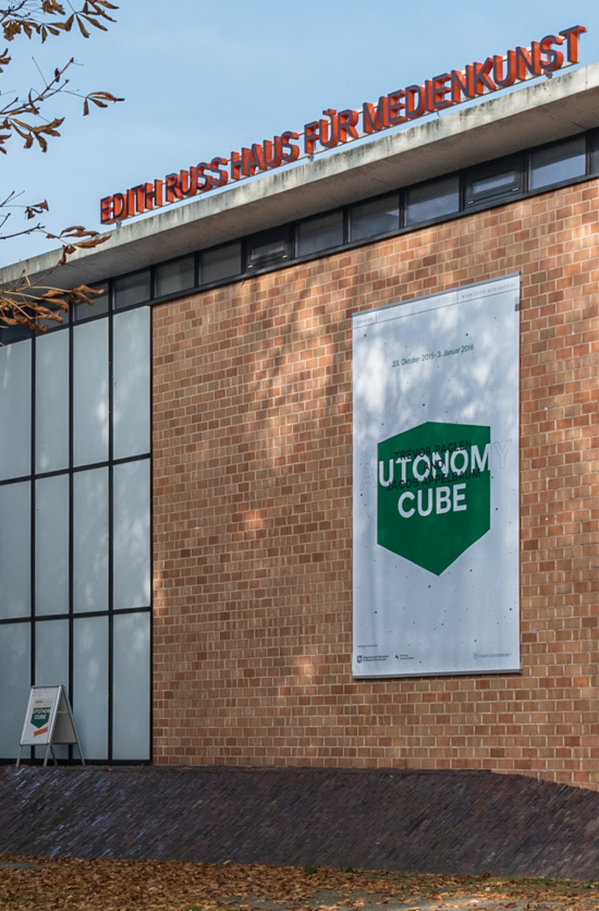 Das Foto zeigt die Fassade des Edith-Russ-Hauses mit dem Banner zur Ausstellung Trevor Paglen & Jacob Appelbaum: Autonomy Cube. Foto © Edith-Russ-Haus