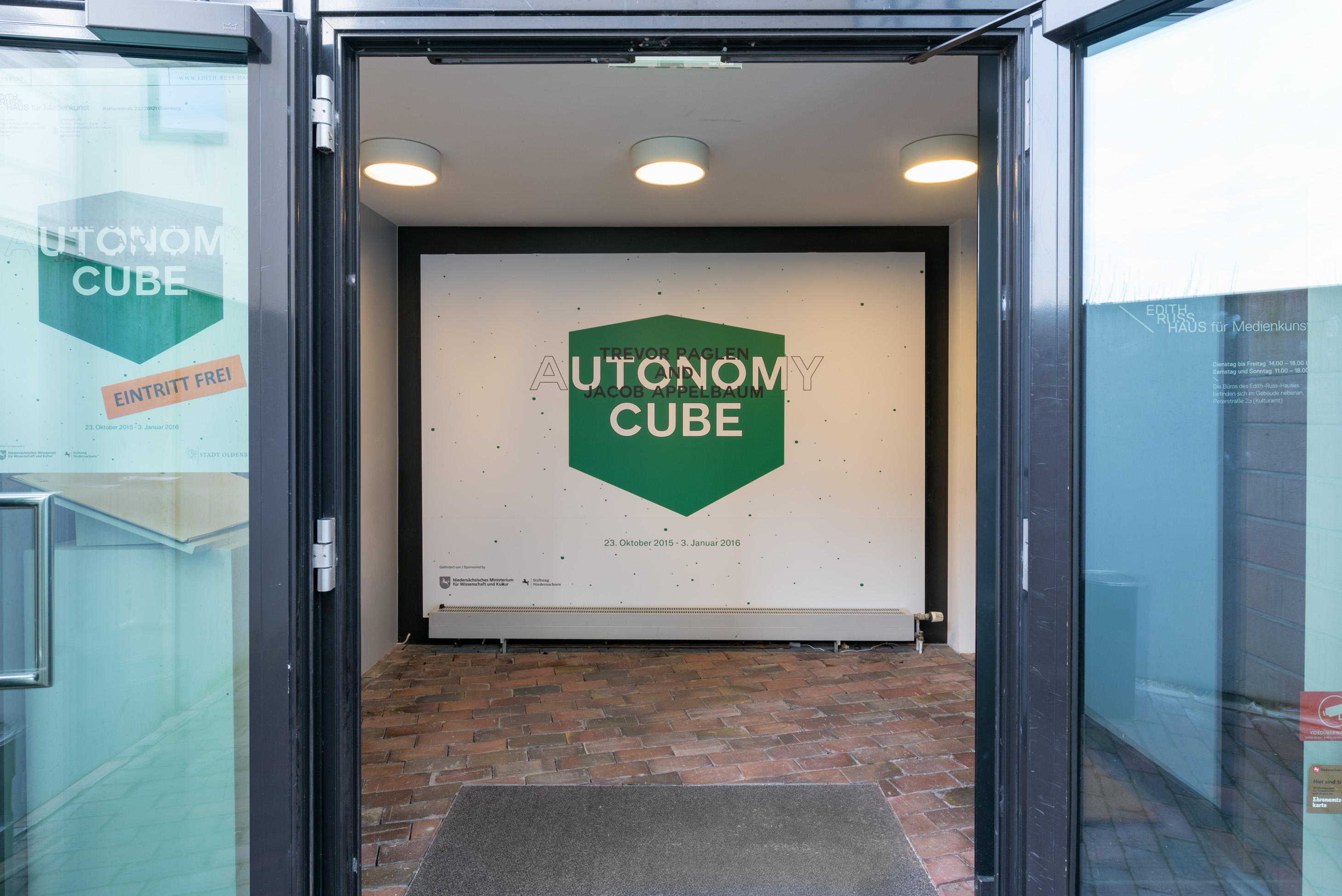 Das Foto zeigt den Eingangsbereich des Edith-Russ-Hauses während der Ausstellung Trevor Paglen & Jacob Appelbaum: Autonomy Cube. Foto © Edith-Russ-Haus