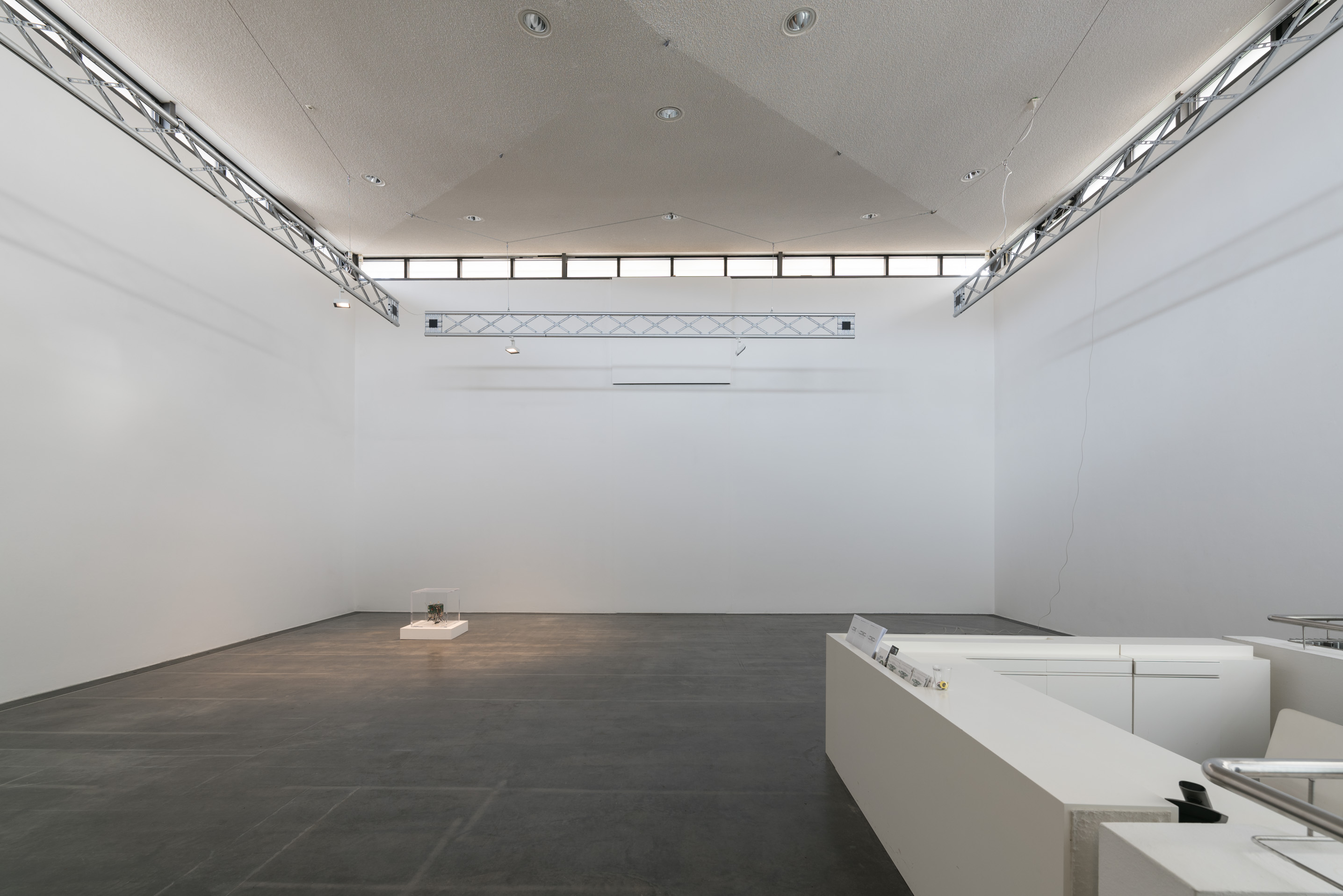 Das Foto zeigt das Obergeschoss des Edith-Russ-Hauses mit der Ausstellungsansicht Trevor Paglen & Jacob Appelbaum: Autonomy Cube. Foto © Edith-Russ-Haus