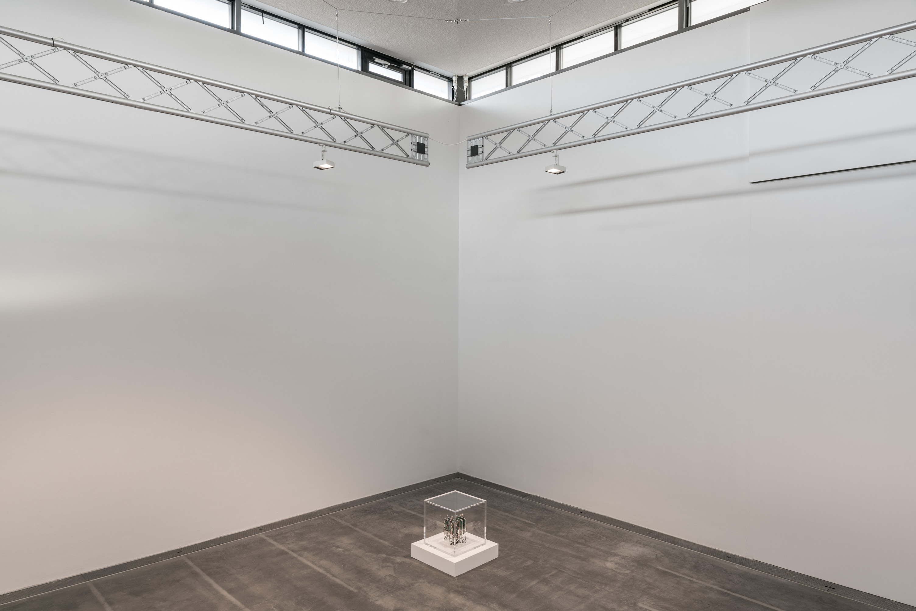 Das Foto zeigt das Obergeschoss des Edith-Russ-Hauses mit der Ausstellungsansicht Trevor Paglen & Jacob Appelbaum: Autonomy Cube. Foto © Edith-Russ-Haus