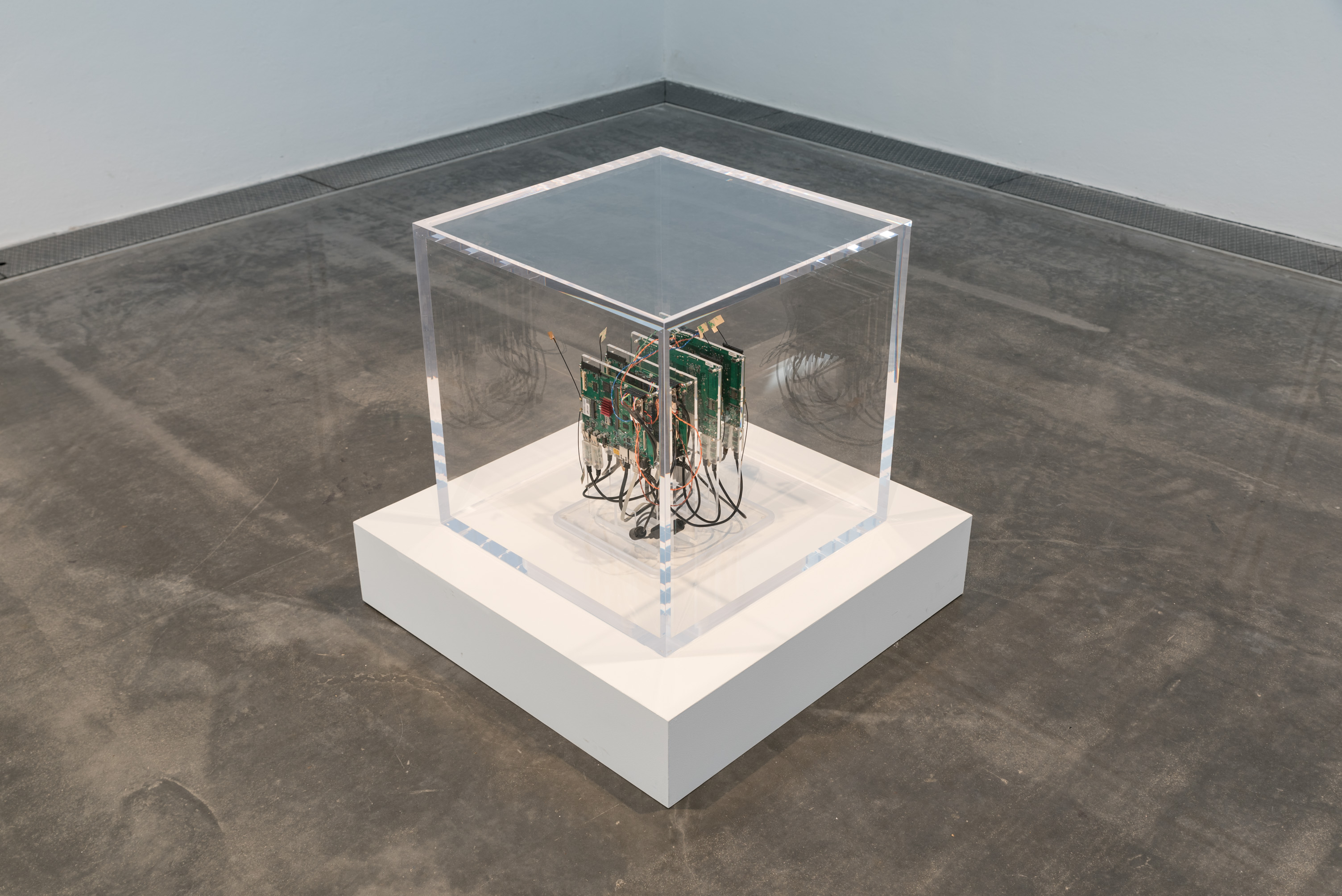 Das Foto zeigt das Obergeschoss des Edith-Russ-Hauses mit der Ausstellungsansicht Trevor Paglen & Jacob Appelbaum: Autonomy Cube. Foto © Edith-Russ-Haus