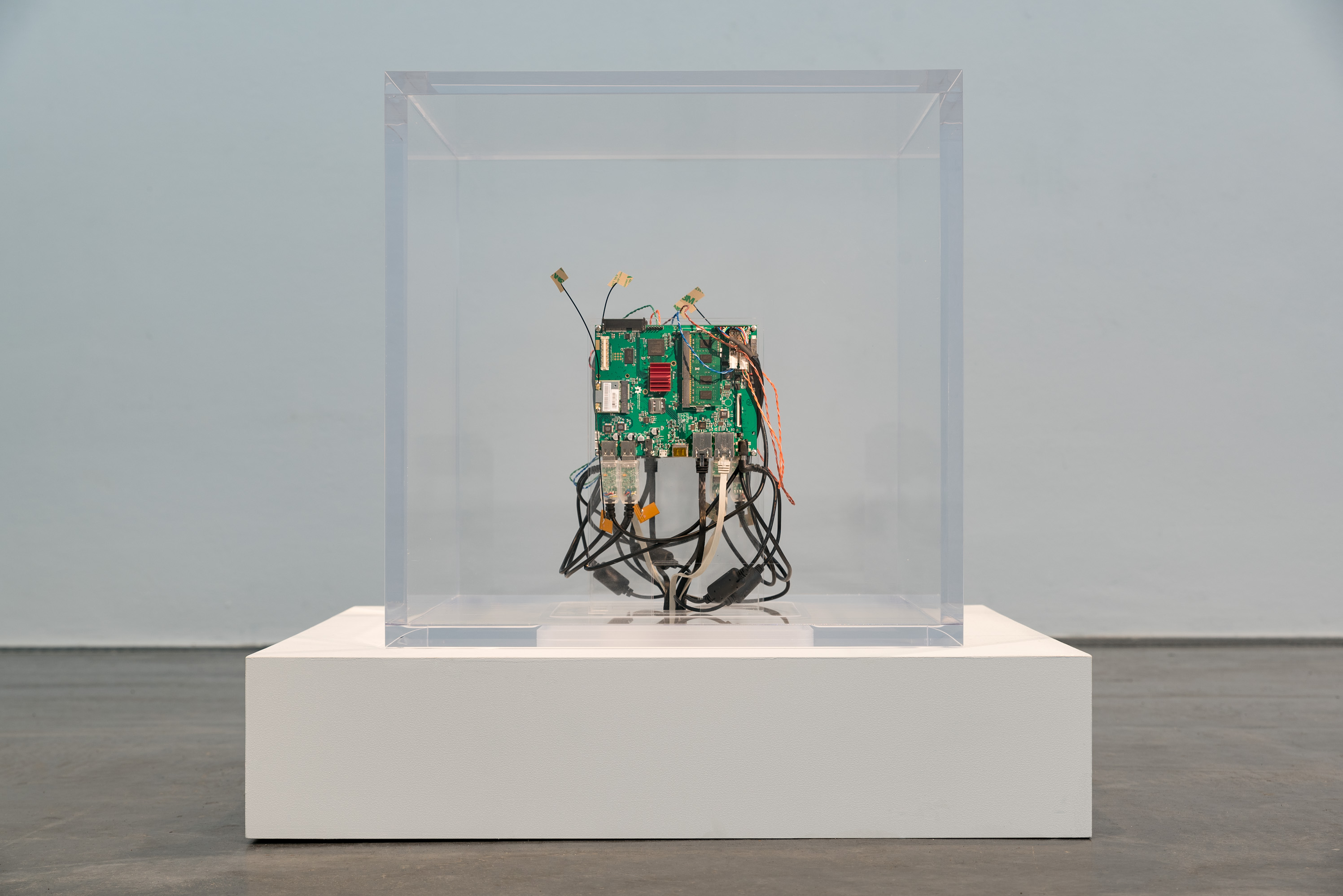 Das Foto zeigt das Obergeschoss des Edith-Russ-Hauses mit der Ausstellungsansicht Trevor Paglen & Jacob Appelbaum: Autonomy Cube. Foto © Edith-Russ-Haus