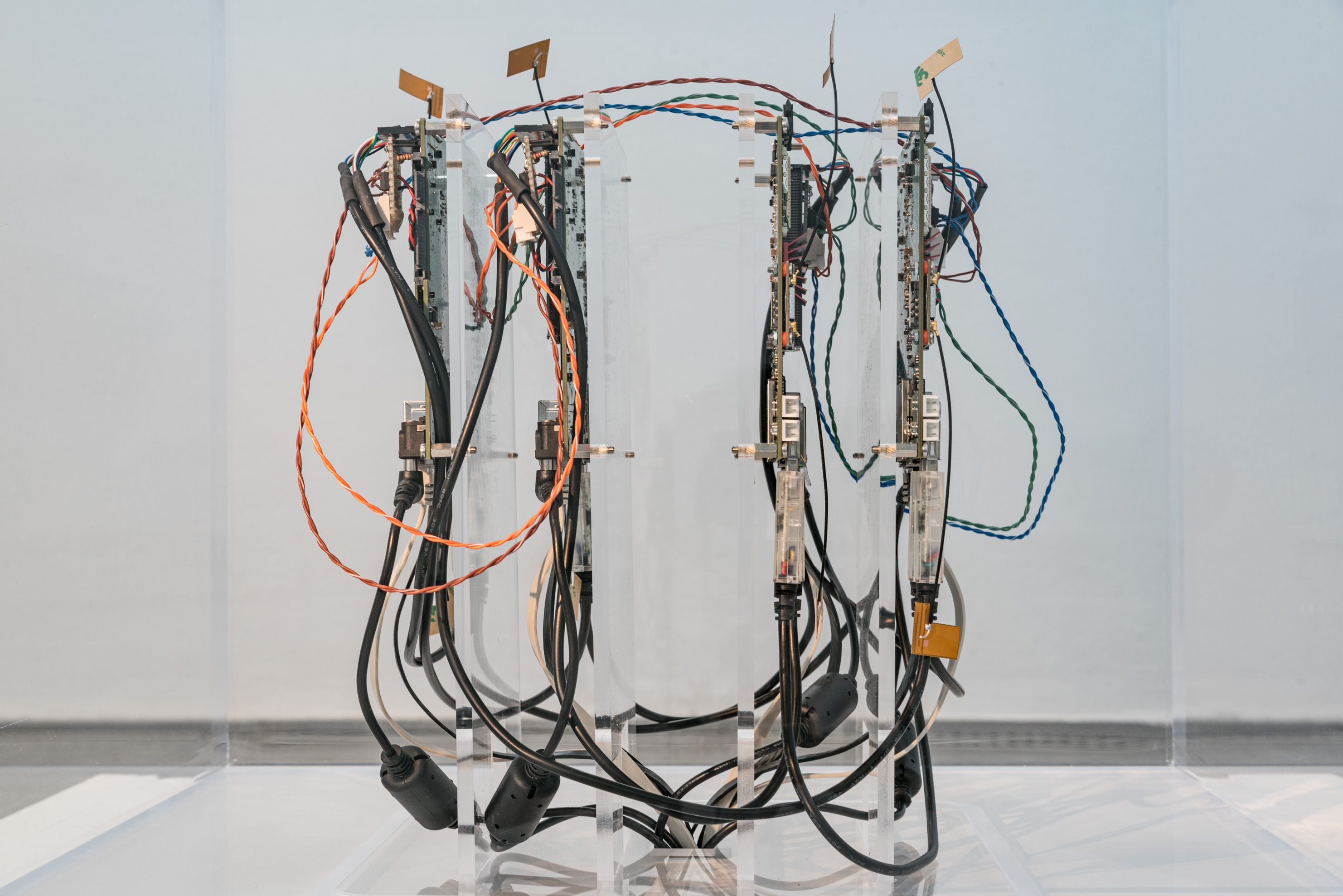 Das Foto zeigt das Obergeschoss des Edith-Russ-Hauses mit der Ausstellungsansicht Trevor Paglen & Jacob Appelbaum: Autonomy Cube. Foto © Edith-Russ-Haus