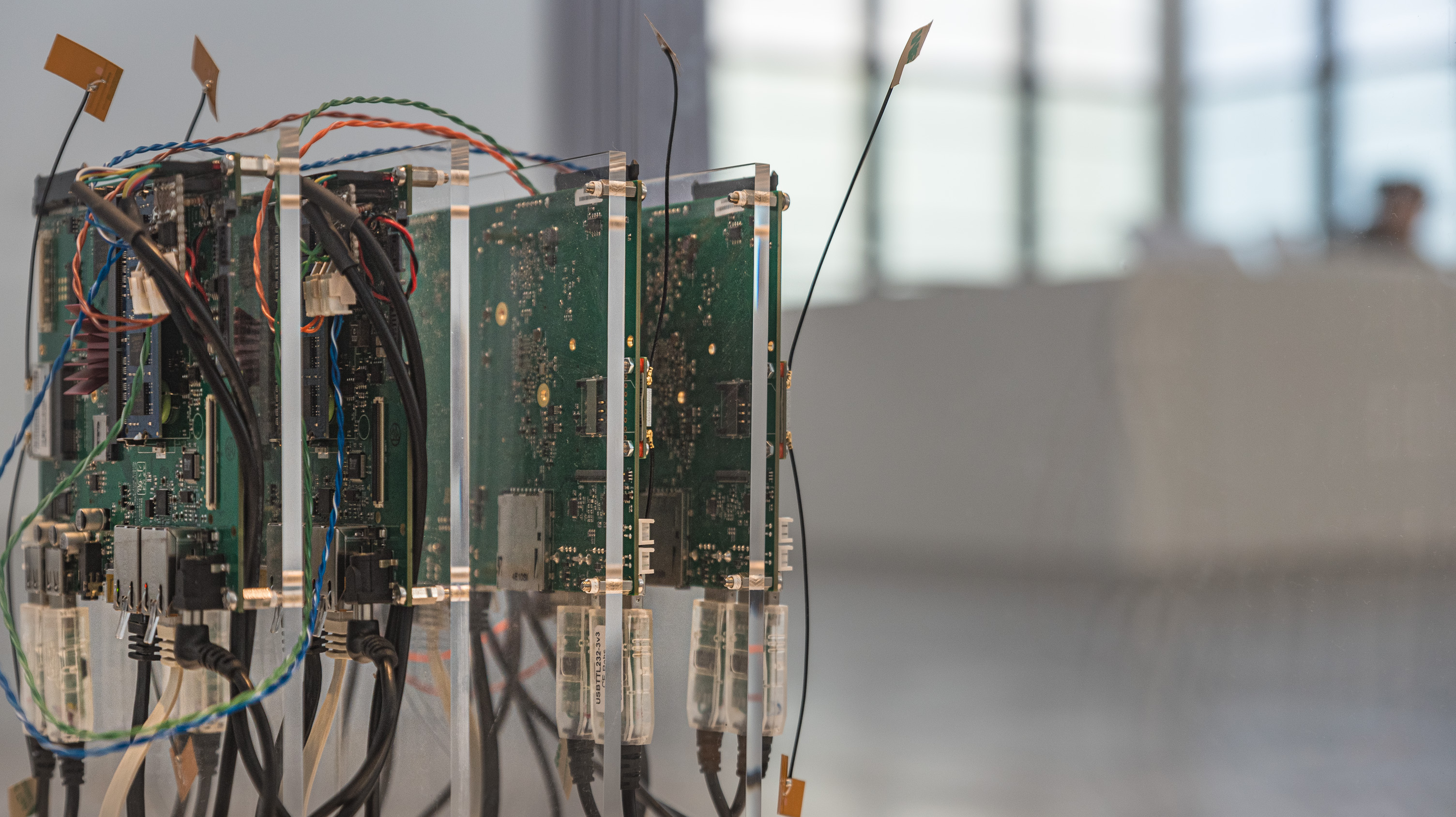Das Foto zeigt das Obergeschoss des Edith-Russ-Hauses mit der Ausstellungsansicht Trevor Paglen & Jacob Appelbaum: Autonomy Cube. Foto © Edith-Russ-Haus