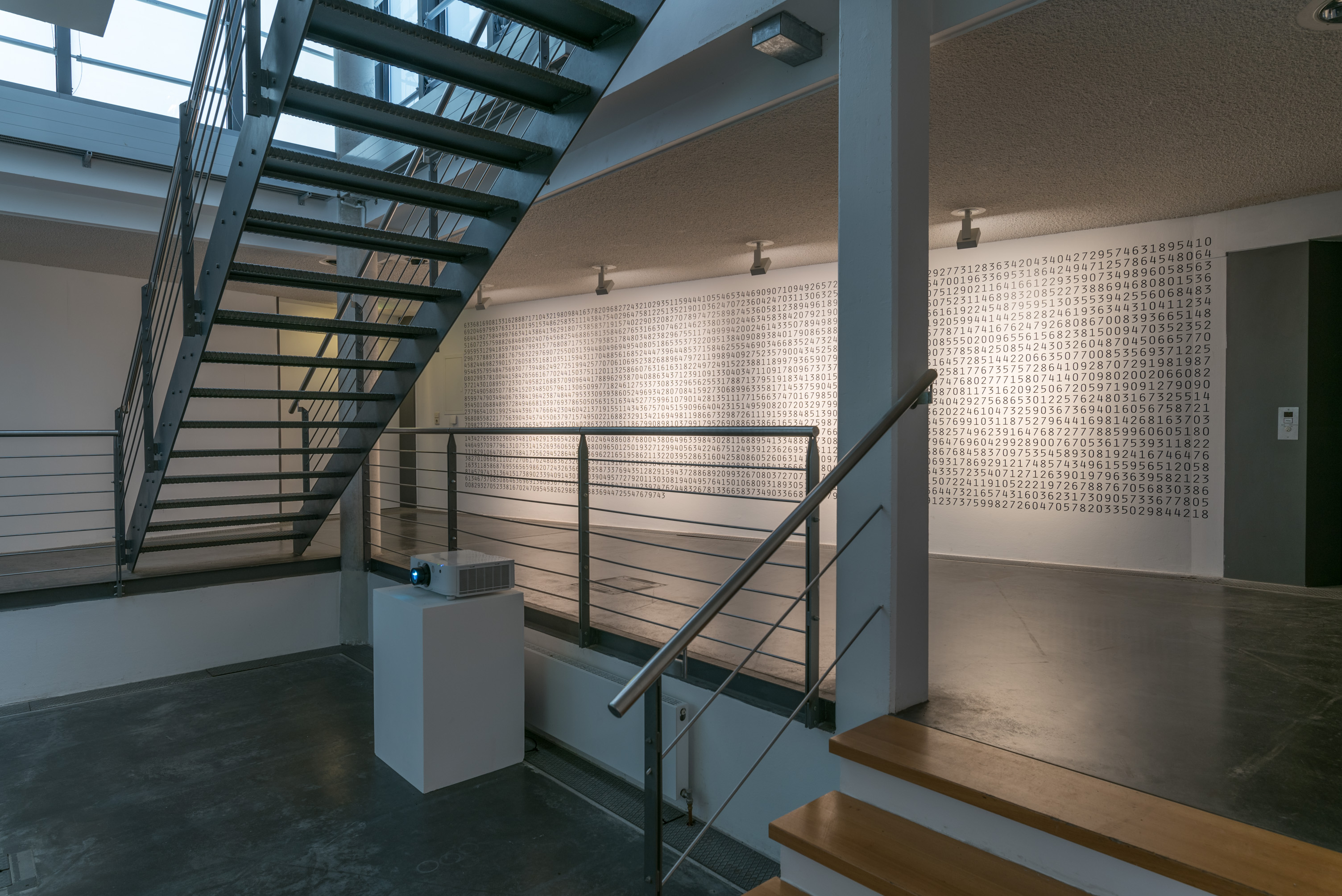 Das Foto zeigt das Untergeschoss des Edith-Russ-Hauses mit der Ausstellungsansicht Trevor Paglen & Jacob Appelbaum: Autonomy Cube. Foto © Edith-Russ-Haus