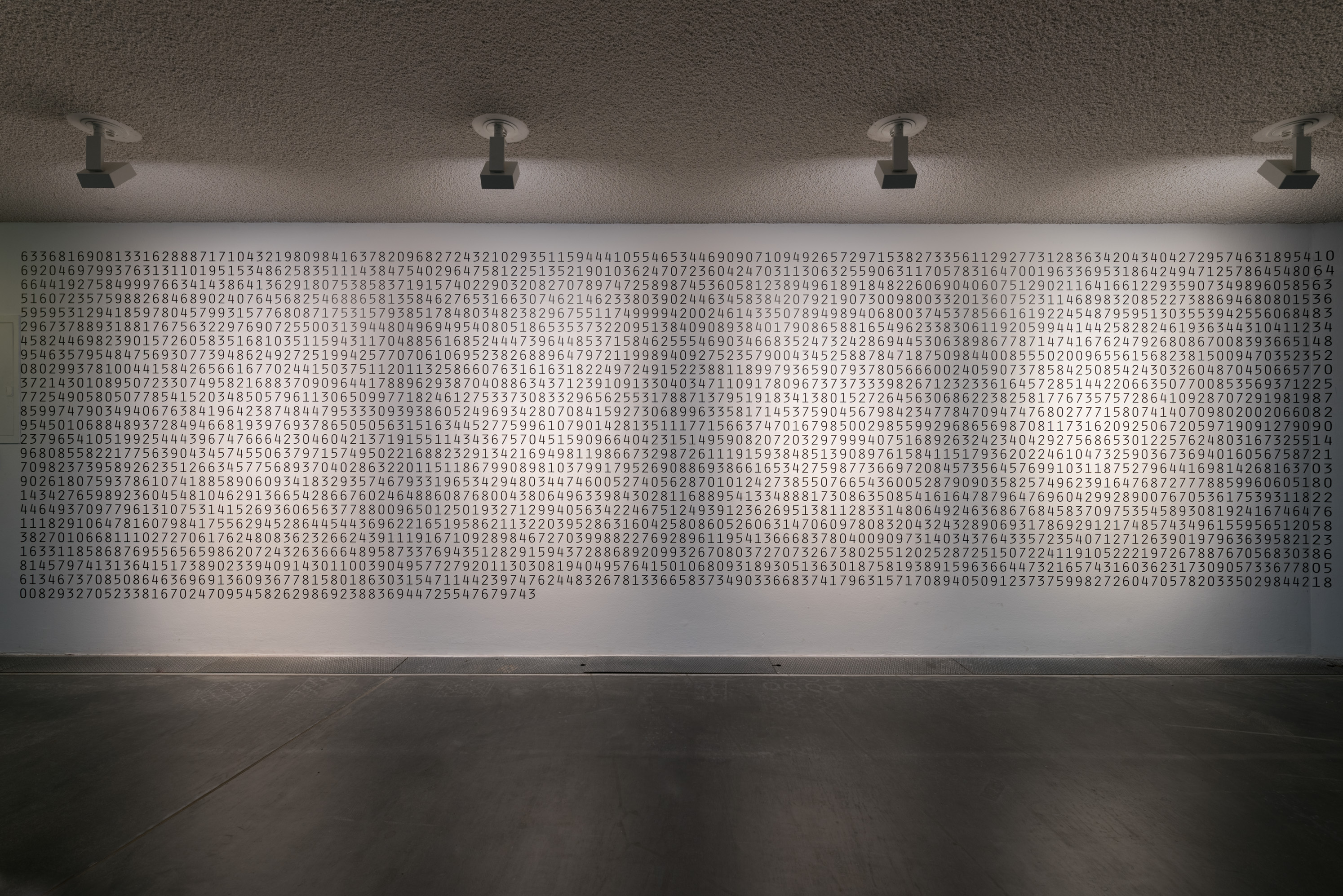 Das Foto zeigt das Untergeschoss des Edith-Russ-Hauses mit der Ausstellungsansicht Trevor Paglen & Jacob Appelbaum: Autonomy Cube. Foto © Edith-Russ-Haus