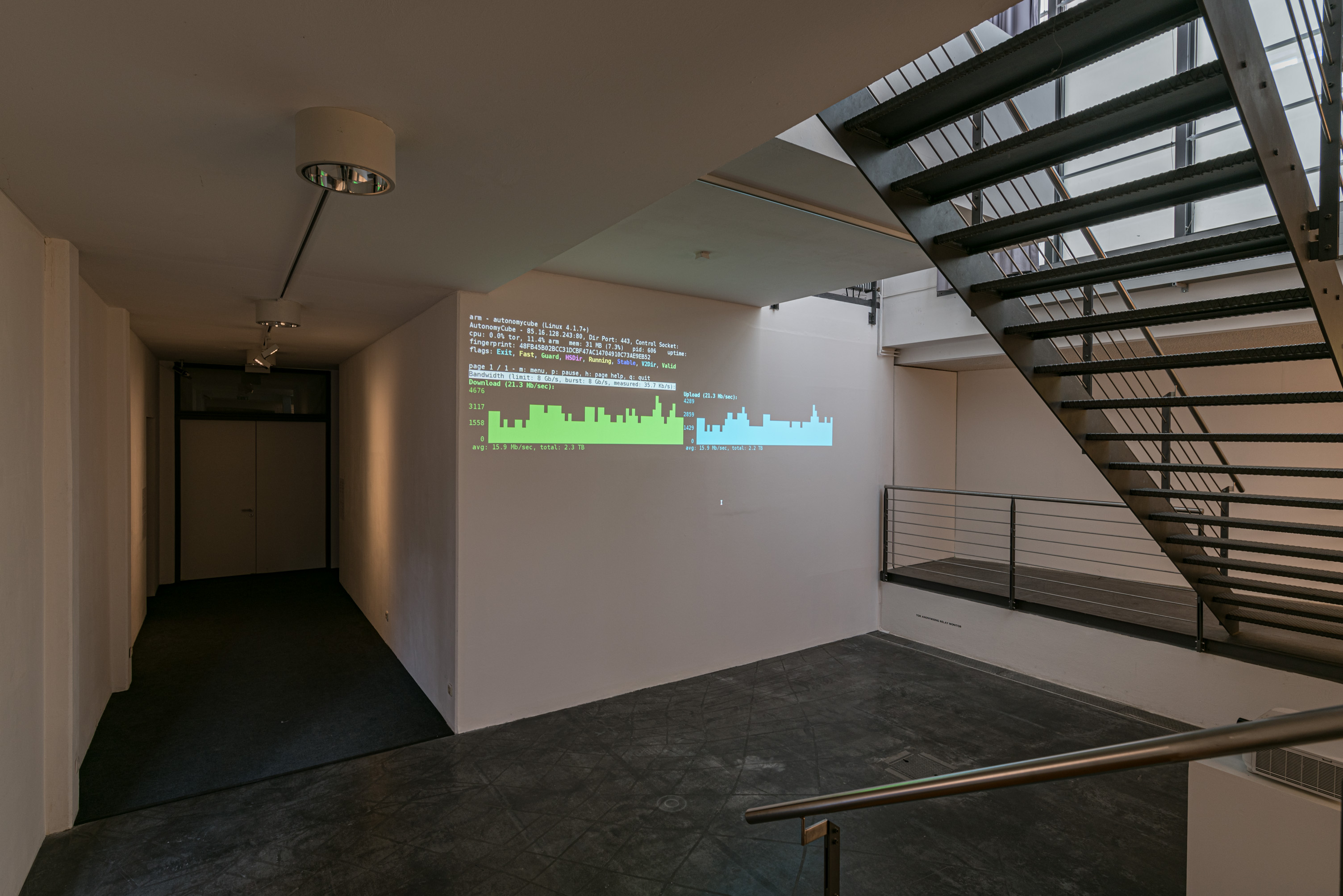Das Foto zeigt das Untergeschoss des Edith-Russ-Hauses mit der Ausstellungsansicht Trevor Paglen & Jacob Appelbaum: Autonomy Cube. Foto © Edith-Russ-Haus