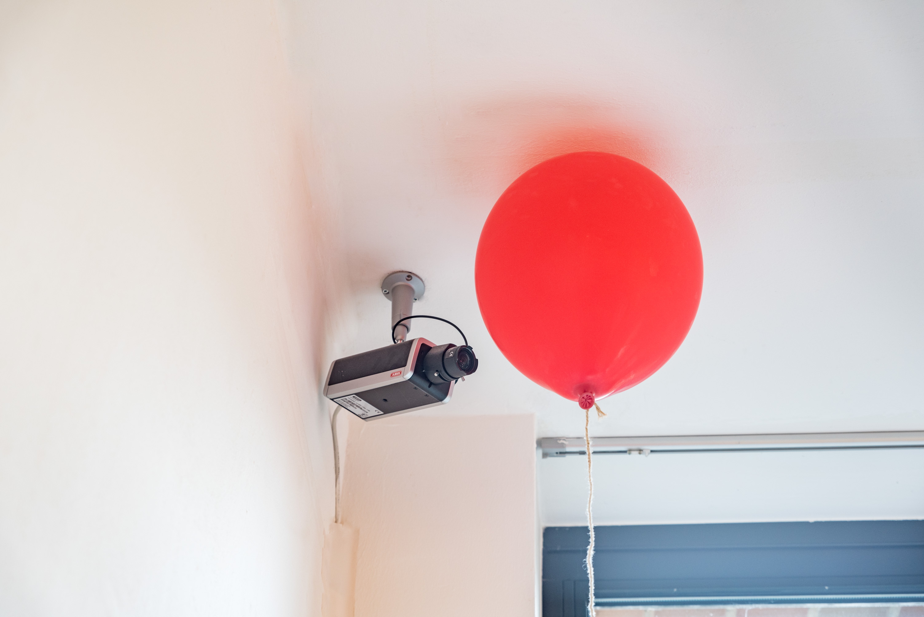 Das Foto zeigt das Untergeschoss des Edith-Russ-Hauses mit der Ausstellungsansicht Trevor Paglen & Jacob Appelbaum: Autonomy Cube. Foto © Edith-Russ-Haus