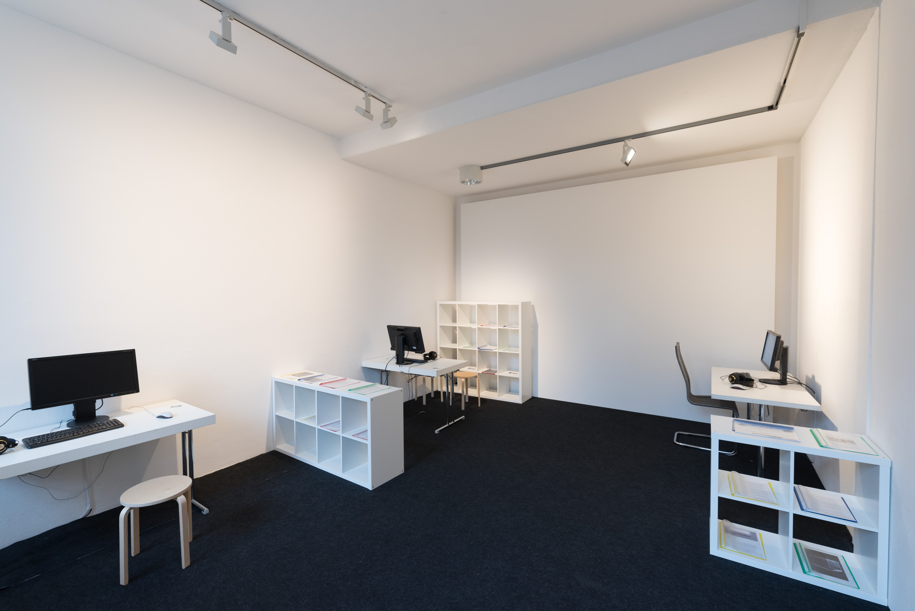 Das Foto zeigt das Untergeschoss des Edith-Russ-Hauses mit der Ausstellungsansicht Trevor Paglen & Jacob Appelbaum: Autonomy Cube. Foto © Edith-Russ-Haus