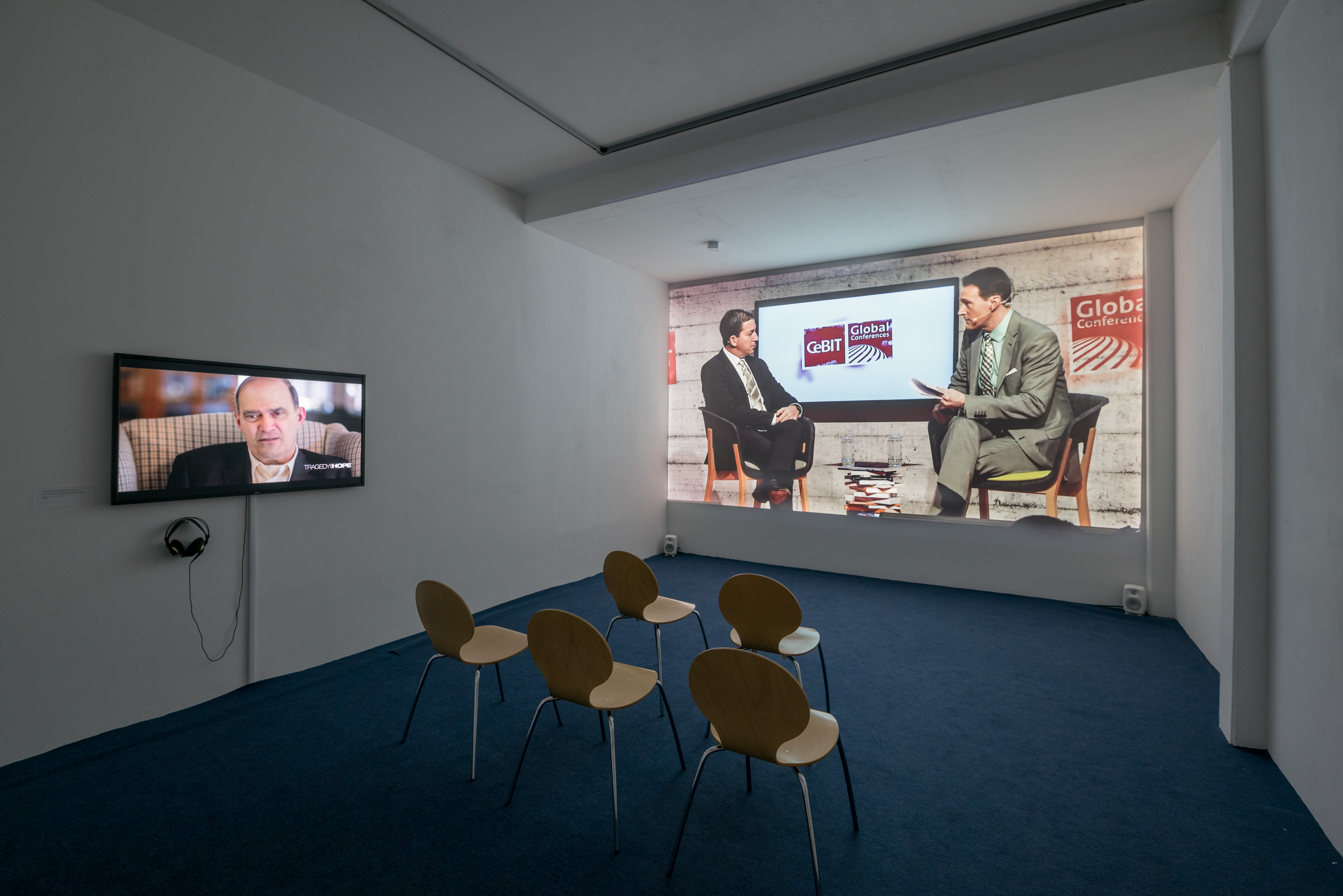 Das Foto zeigt das Untergeschoss des Edith-Russ-Hauses mit der Ausstellungsansicht Trevor Paglen & Jacob Appelbaum: Autonomy Cube. Foto © Edith-Russ-Haus