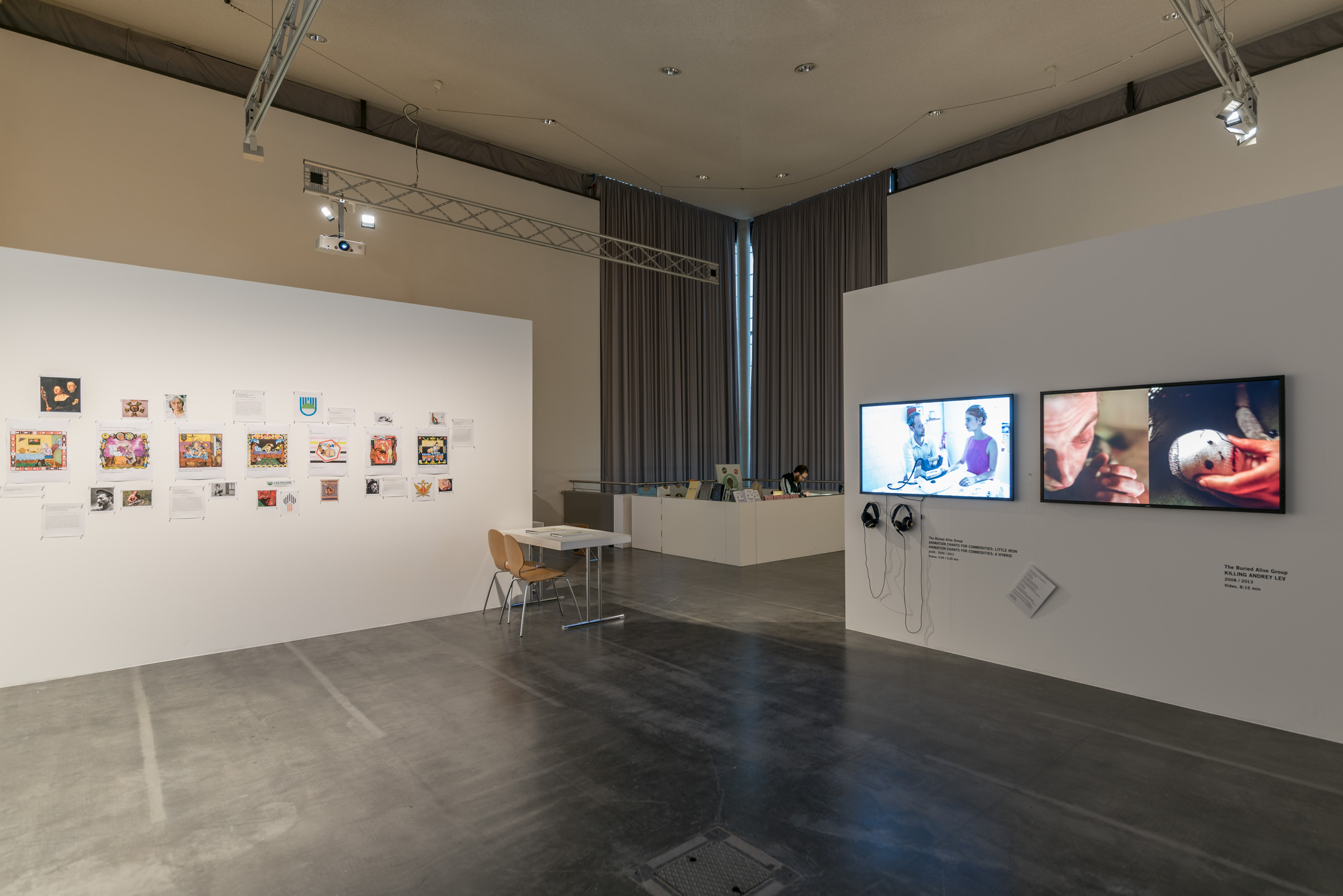 Das Foto zeigt das Obergeschoss des Edith-Russ-Hauses mit der Ausstellungsansicht Roee Rosen: Live and Die as Eva Braun and Other Intimate Stories. Foto © Edith-Russ-Haus