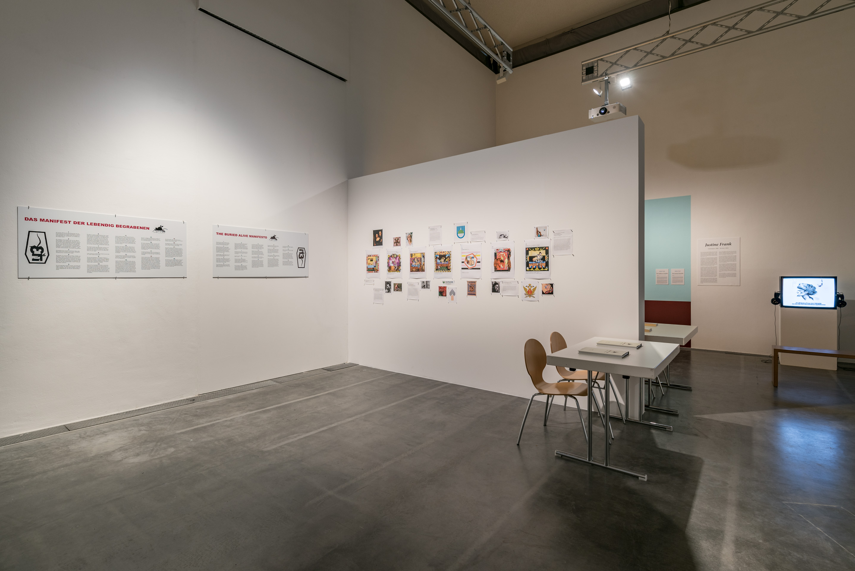 Das Foto zeigt das Obergeschoss des Edith-Russ-Hauses mit der Ausstellungsansicht Roee Rosen: Live and Die as Eva Braun and Other Intimate Stories. Foto © Edith-Russ-Haus