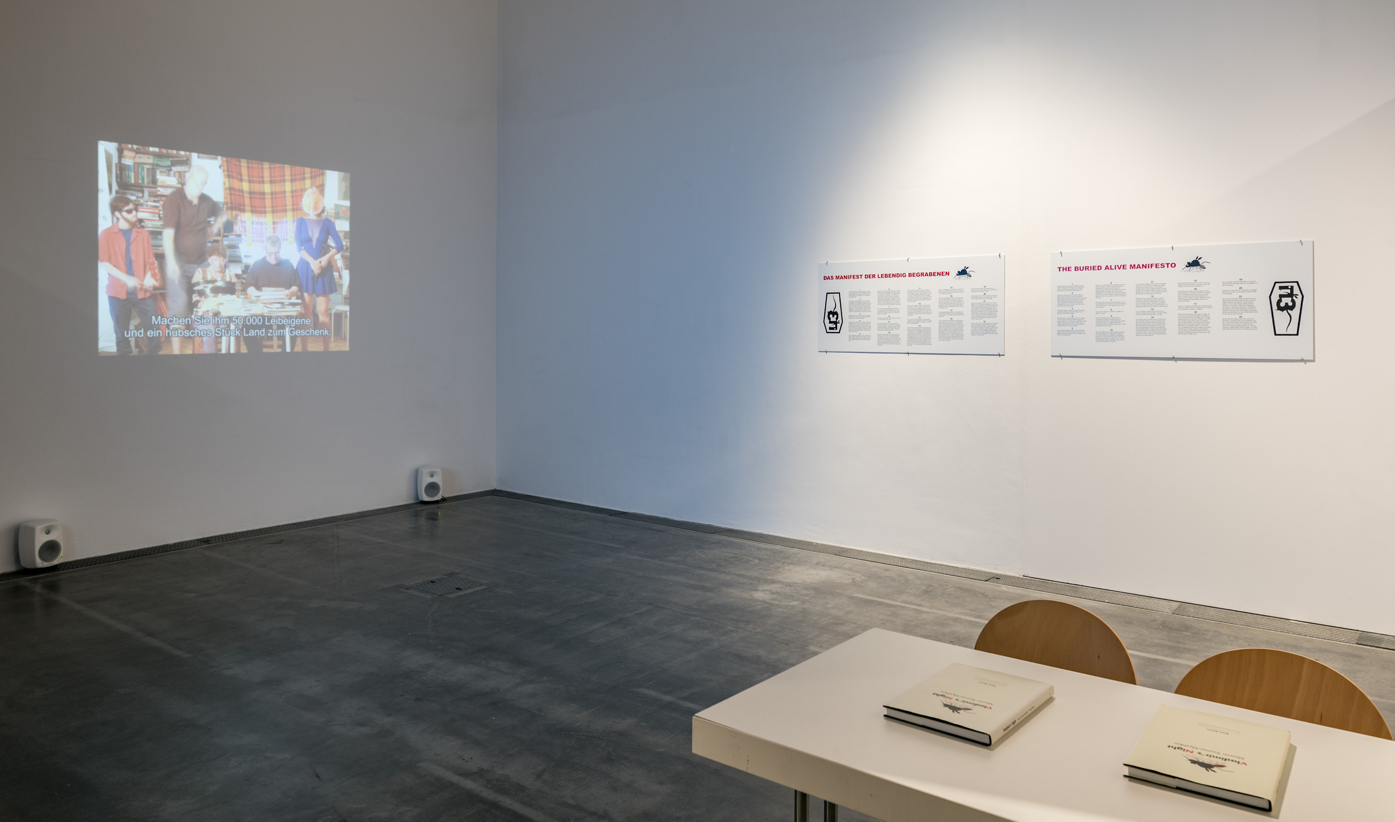Das Foto zeigt das Obergeschoss des Edith-Russ-Hauses mit der Ausstellungsansicht Roee Rosen: Live and Die as Eva Braun and Other Intimate Stories. Foto © Edith-Russ-Haus