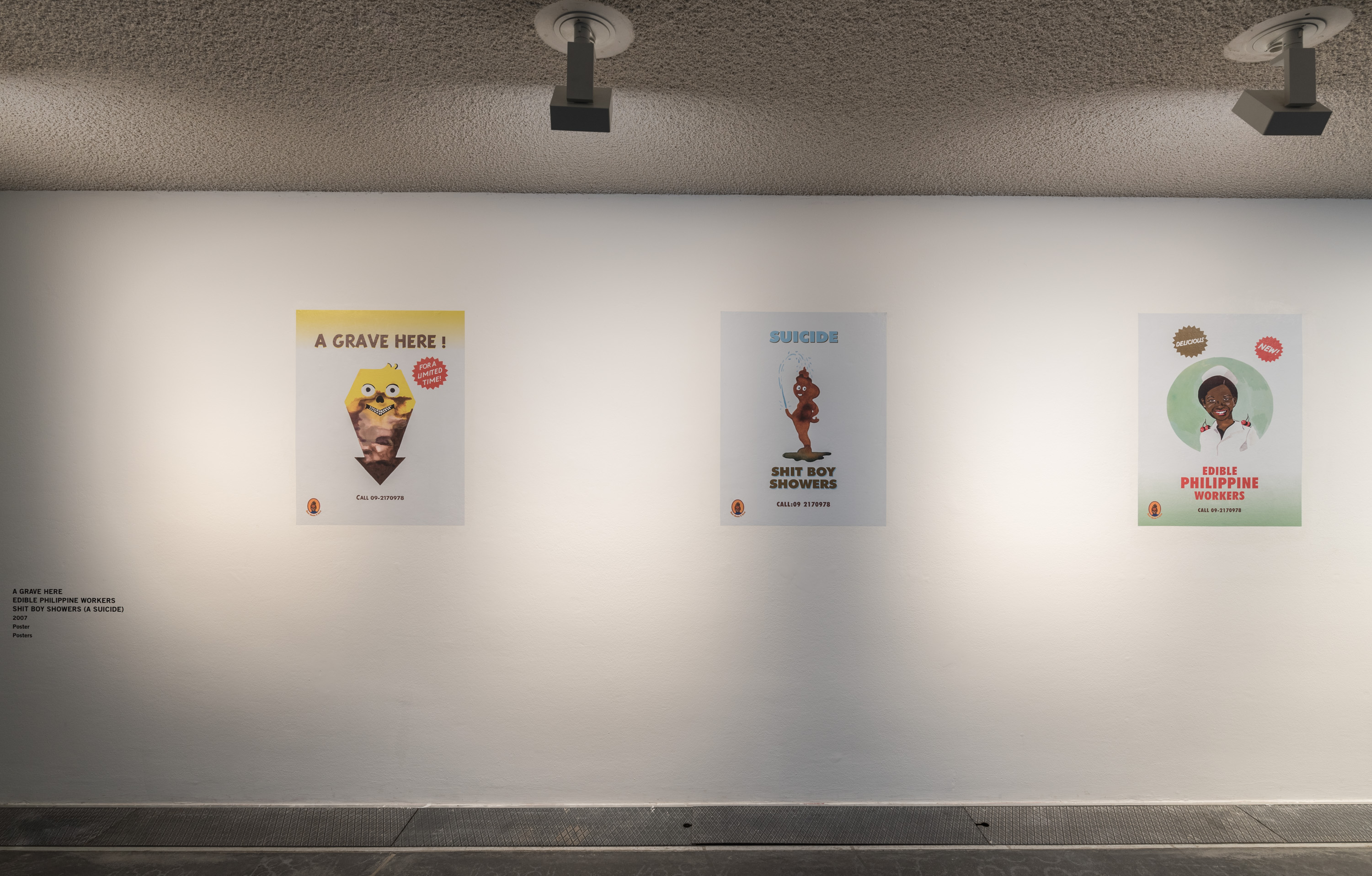 Das Foto zeigt das Untergeschoss des Edith-Russ-Hauses mit dem Kunstwerk von Roee Rosen: A Grave here, Edible Philippine Workers and Shit Boy showers (A Suicide). Foto © Edith-Russ-Haus
