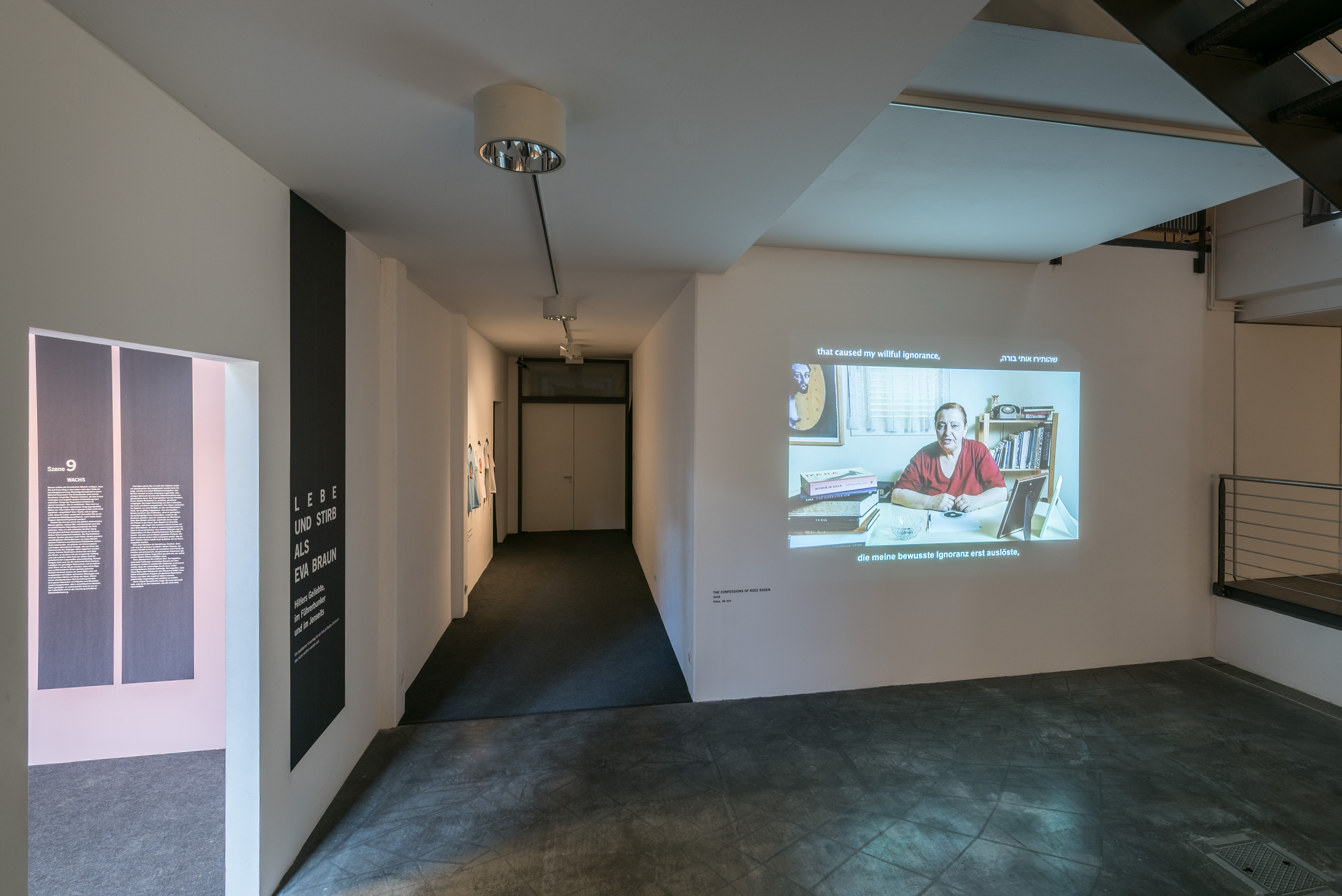 Das Foto zeigt das Untergeschoss des Edith-Russ-Hauses mit der Ausstellungsansicht Roee Rosen: Live and Die as Eva Braun and Other Intimate Stories. Foto © Edith-Russ-Haus