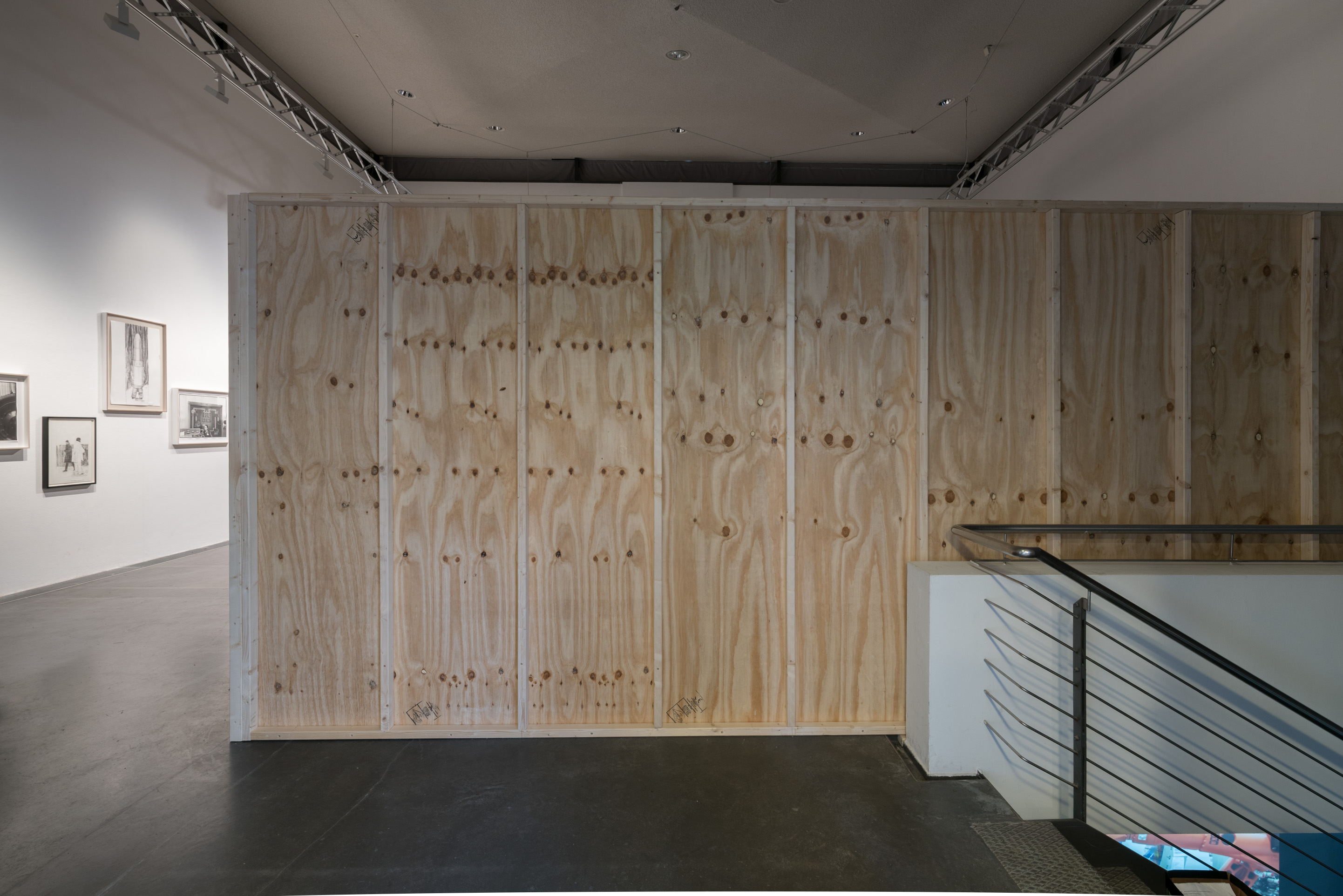 Das Foto zeigt das Obergeschoss des Edith-Russ-Hauses mit der Ausstellungsansicht Women at Work. Foto © Edith-Russ-Haus