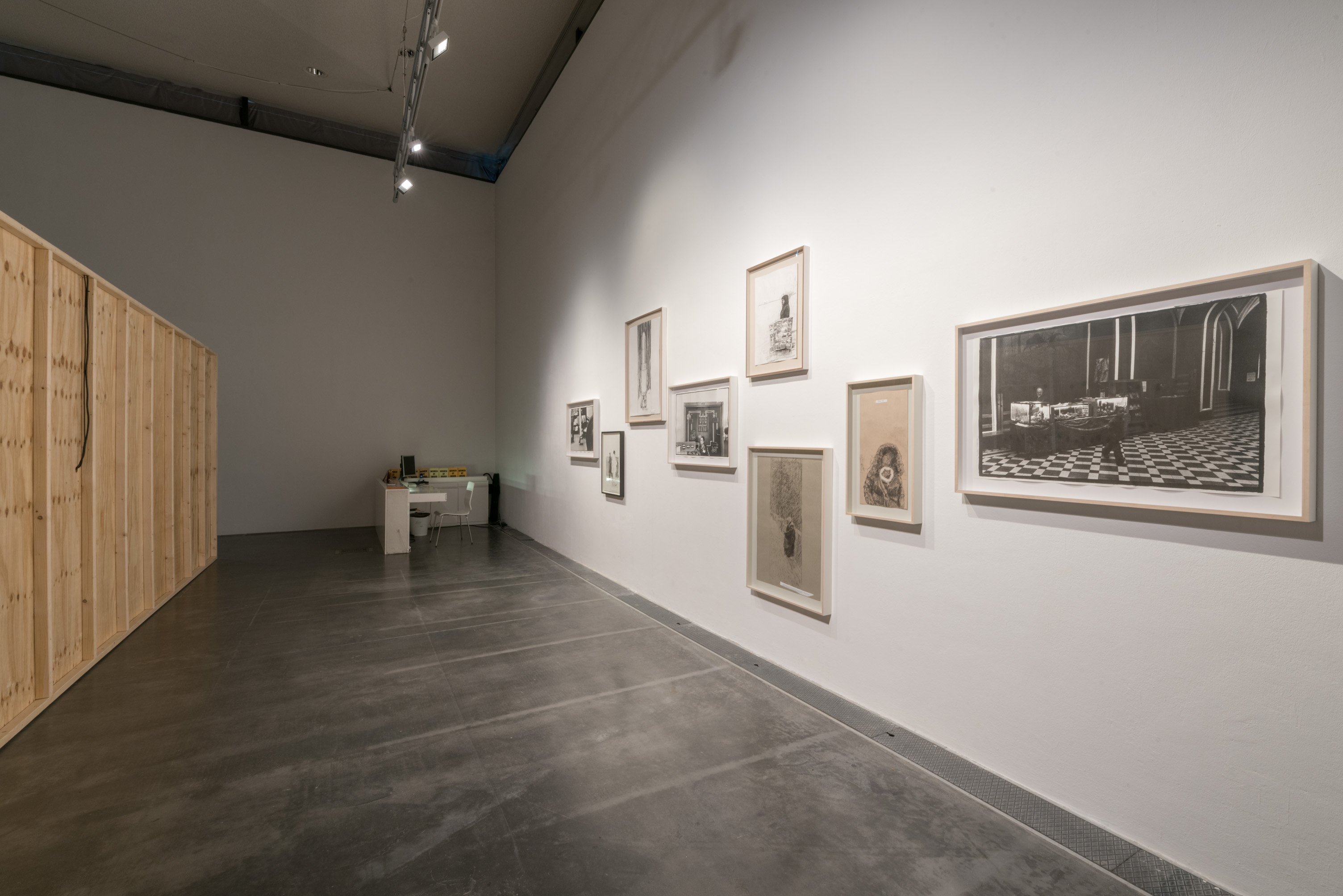Das Foto zeigt das Obergeschoss des Edith-Russ-Hauses mit der Ausstellungsansicht Women at Work. Foto © Edith-Russ-Haus