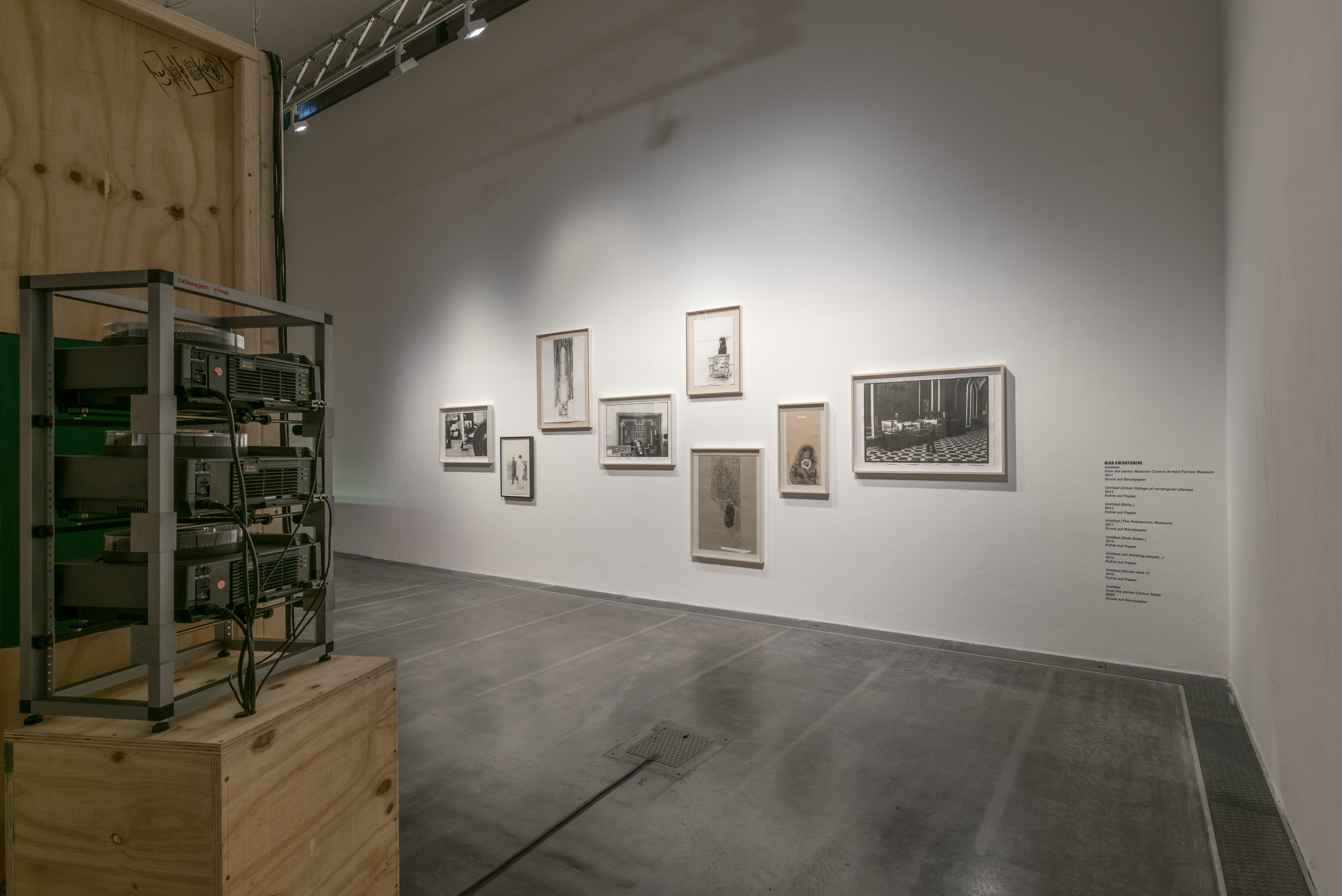 Das Foto zeigt das Obergeschoss des Edith-Russ-Hauses mit der Ausstellungsansicht Women at Work. Foto © Edith-Russ-Haus