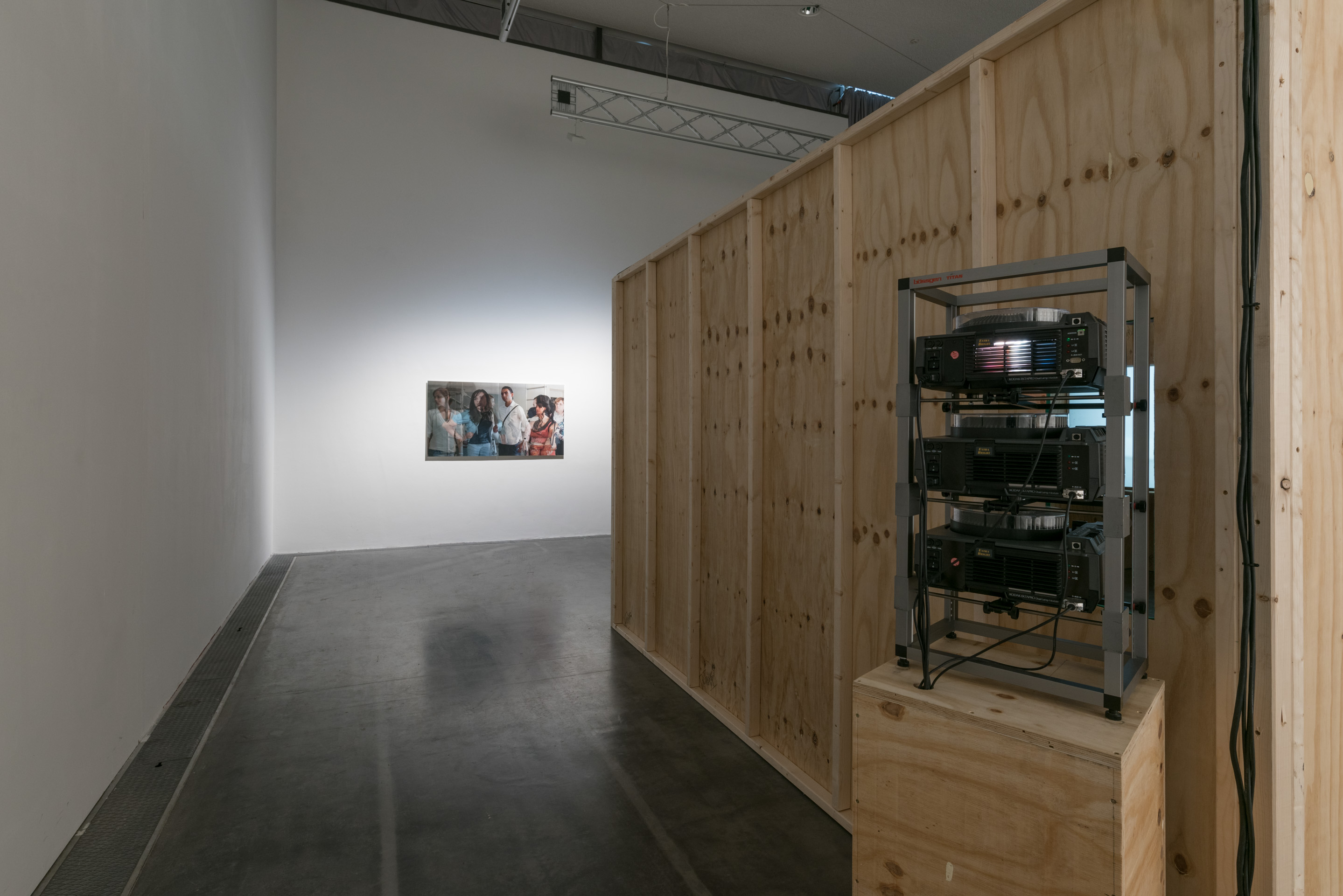 Das Foto zeigt das Obergeschoss des Edith-Russ-Hauses mit dem Kunstwerk von Wendelien van Oldenborgh: Après la reprise, la prise. Foto © Edith-Russ-Haus