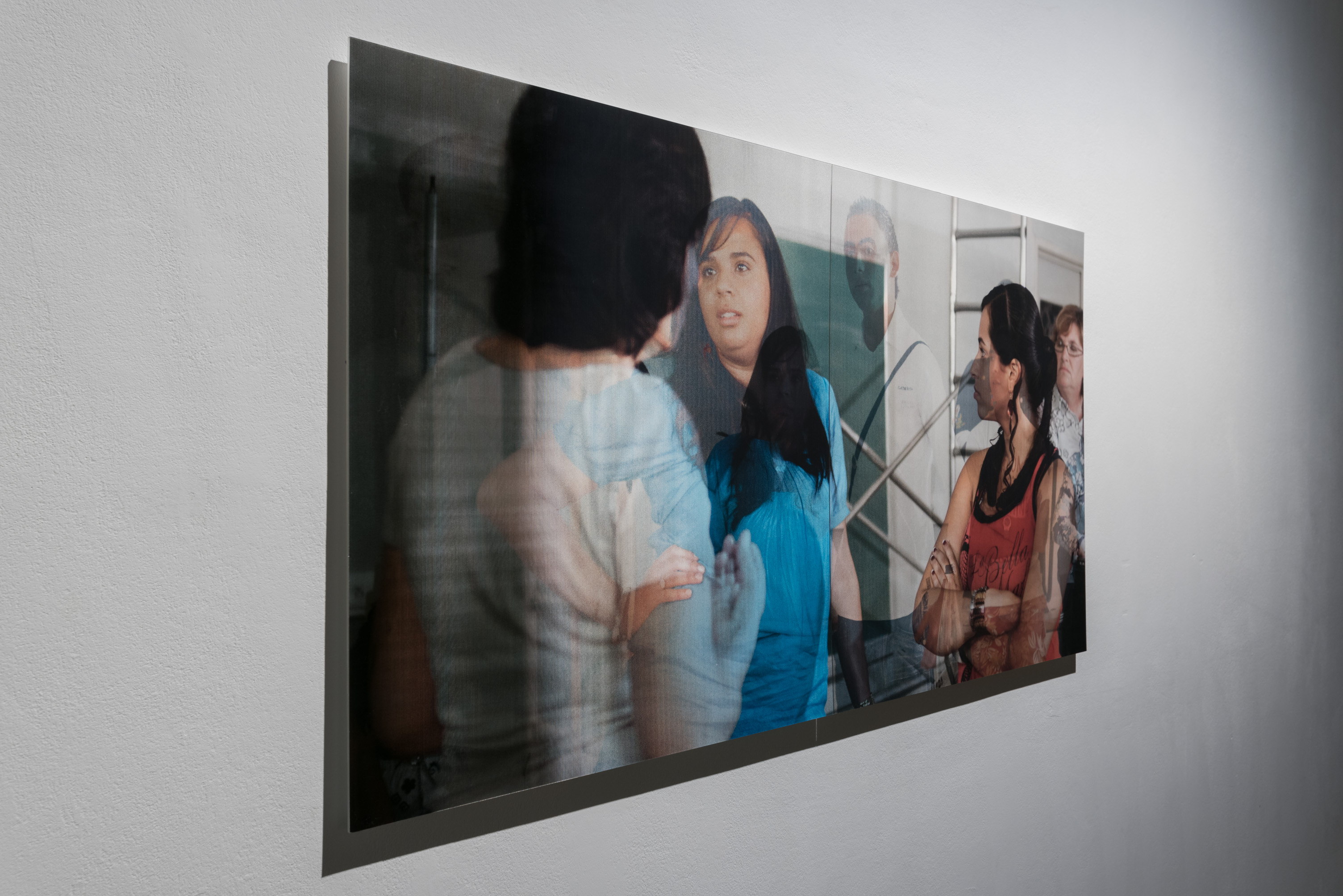 Das Foto zeigt das Obergeschoss des Edith-Russ-Hauses mit dem Kunstwerk von Wendelien van Oldenborgh: Après la reprise, la prise. Foto © Edith-Russ-Haus