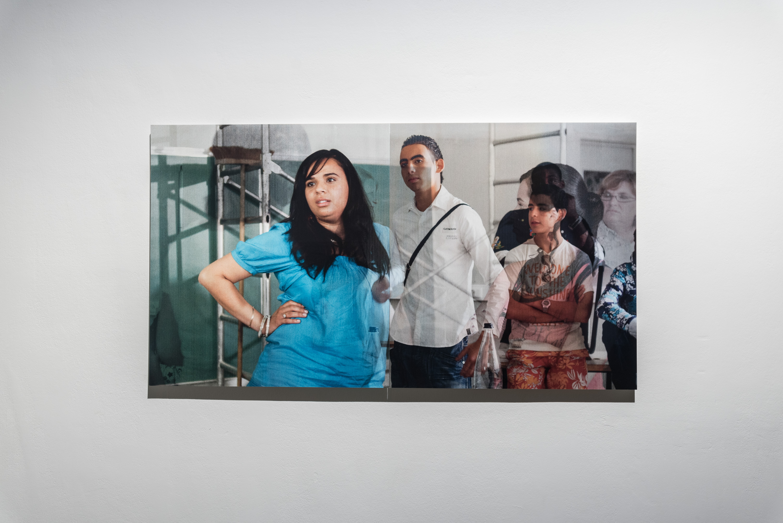 Das Foto zeigt das Obergeschoss des Edith-Russ-Hauses mit dem Kunstwerk von Wendelien van Oldenborgh: Après la reprise, la prise. Foto © Edith-Russ-Haus