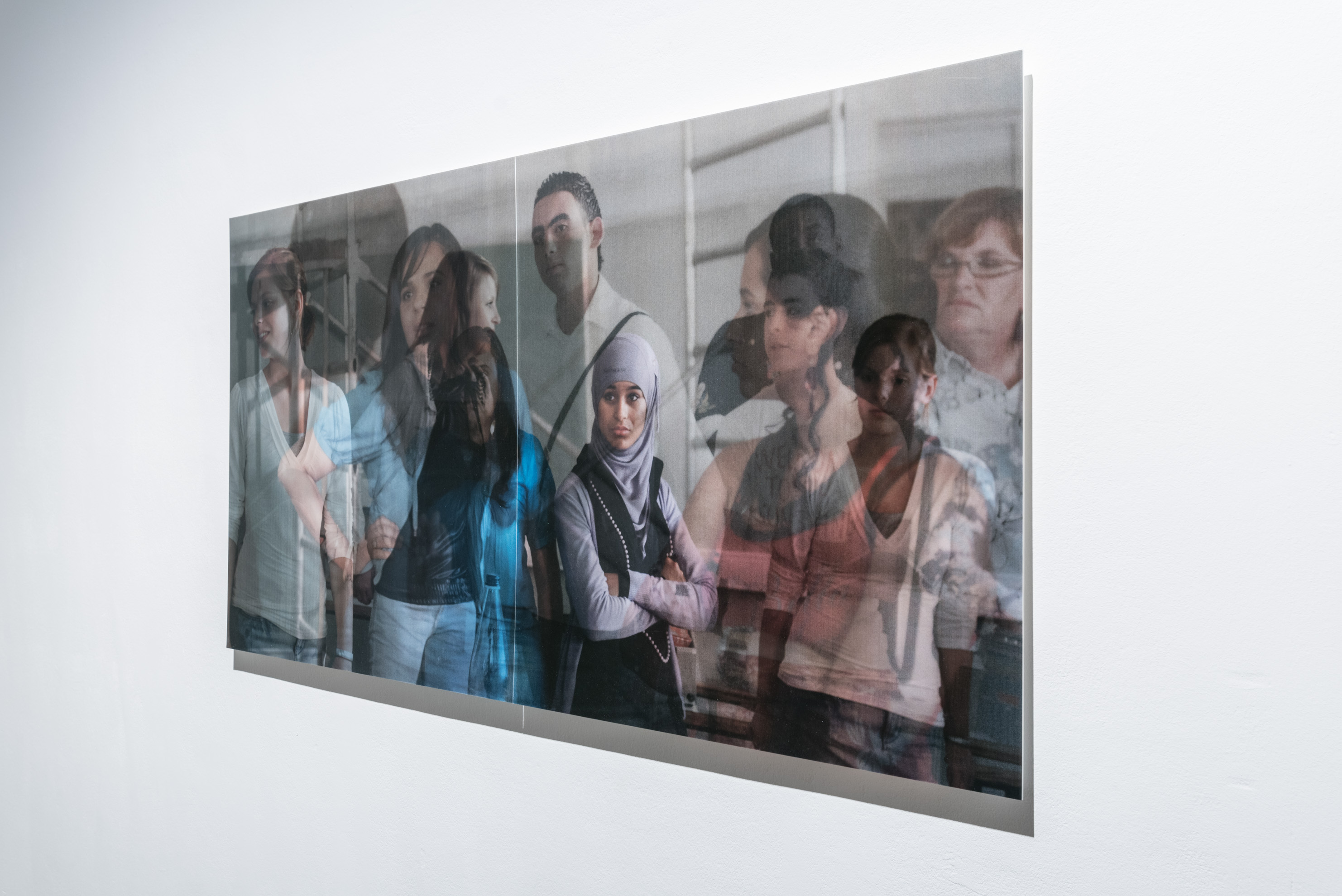 Das Foto zeigt das Obergeschoss des Edith-Russ-Hauses mit dem Kunstwerk von Wendelien van Oldenborgh: Après la reprise, la prise. Foto © Edith-Russ-Haus