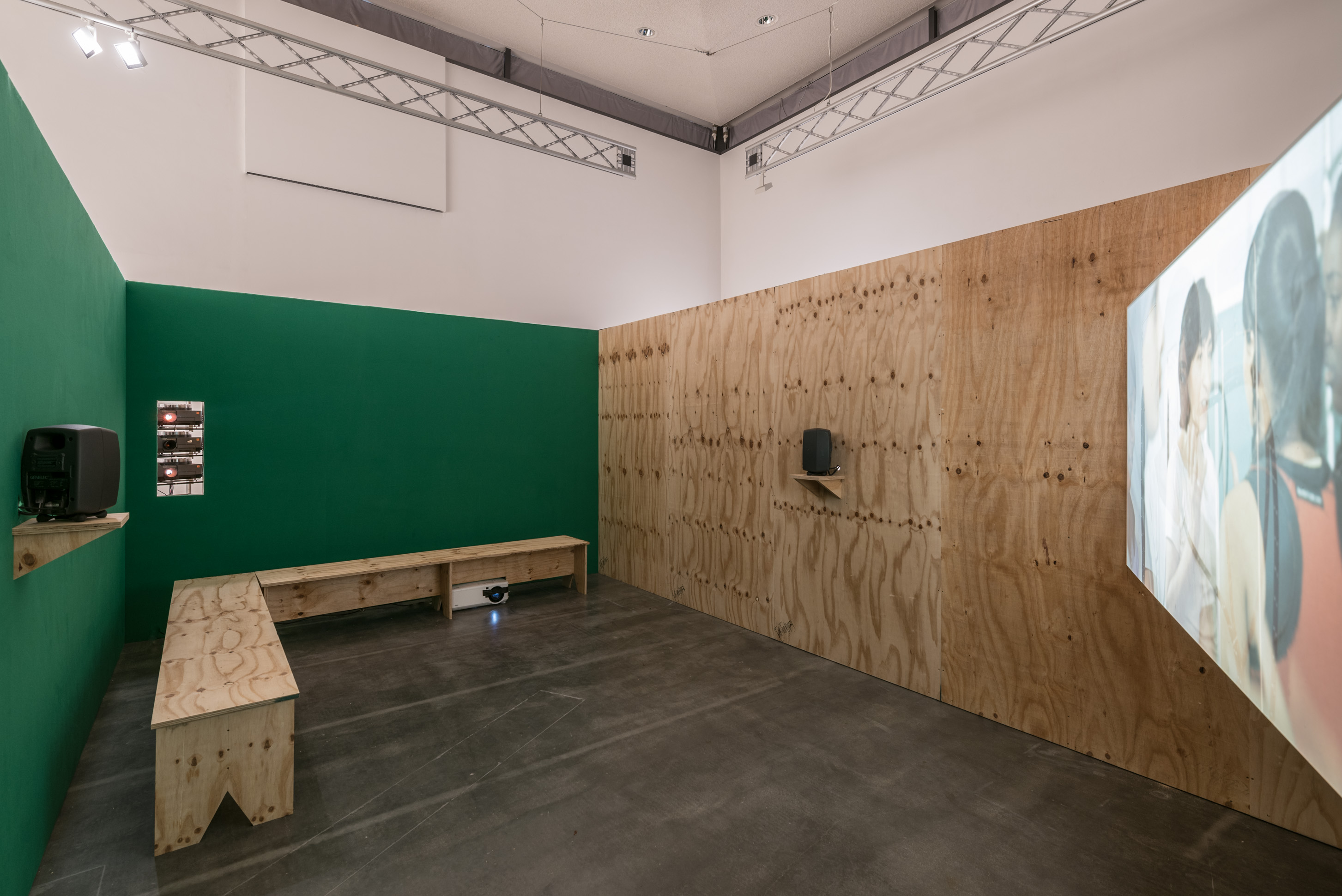 Das Foto zeigt das Obergeschoss des Edith-Russ-Hauses mit dem Kunstwerk von Wendelien van Oldenborgh: Après la reprise, la prise. Foto © Edith-Russ-Haus