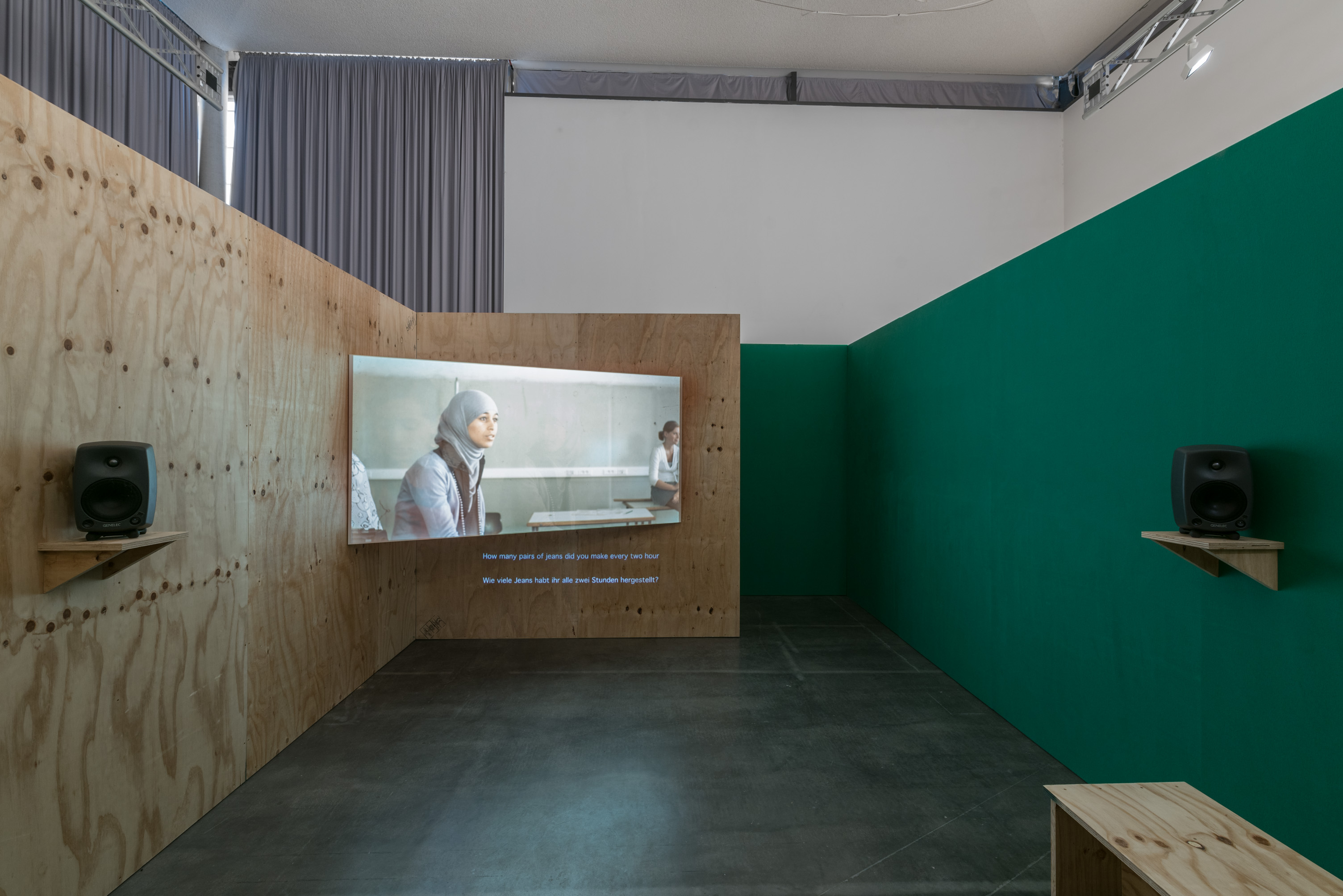 Das Foto zeigt das Obergeschoss des Edith-Russ-Hauses mit dem Kunstwerk von Wendelien van Oldenborgh: Après la reprise, la prise. Foto © Edith-Russ-Haus