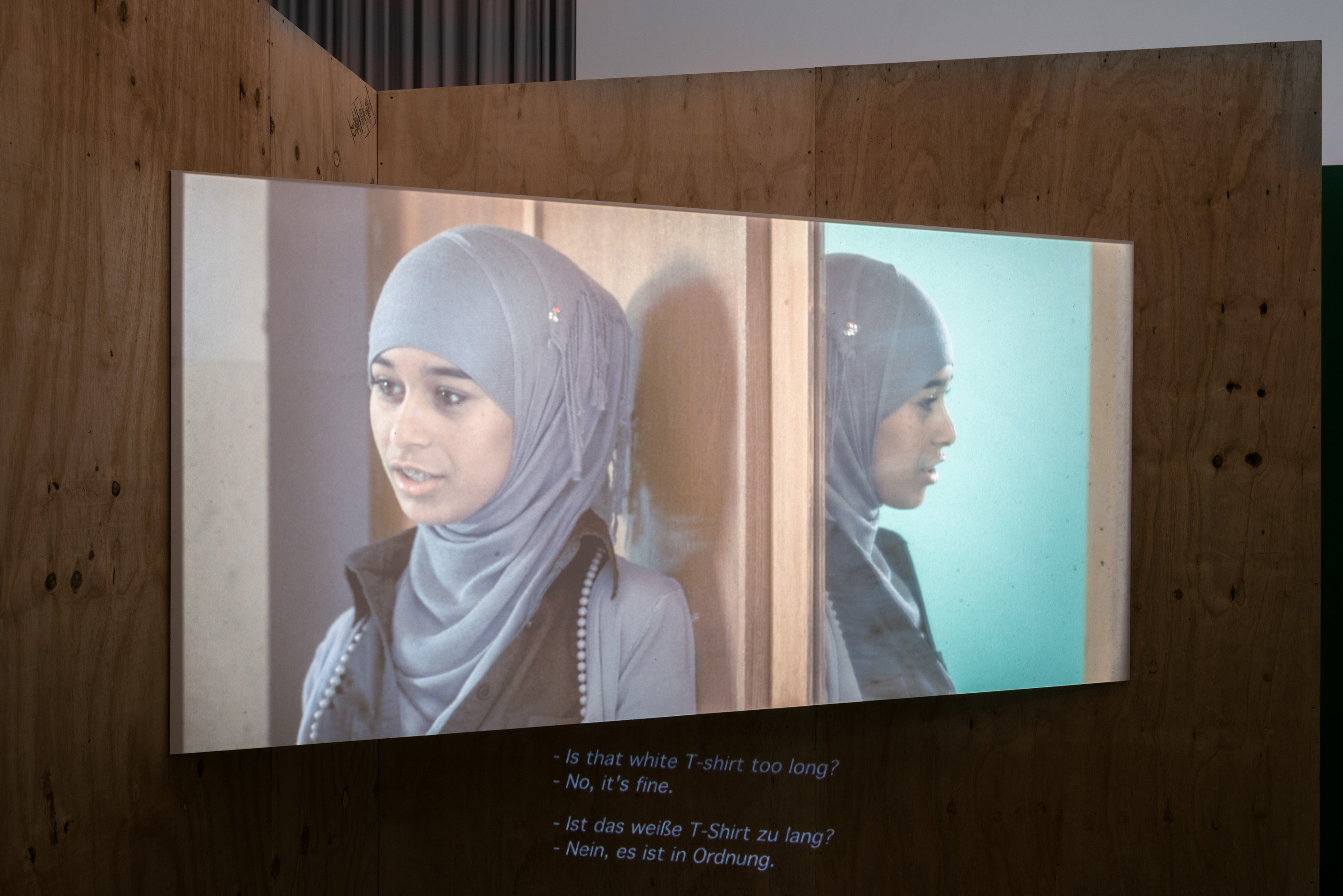 Das Foto zeigt das Obergeschoss des Edith-Russ-Hauses mit dem Kunstwerk von Wendelien van Oldenborgh: Après la reprise, la prise. Foto © Edith-Russ-Haus