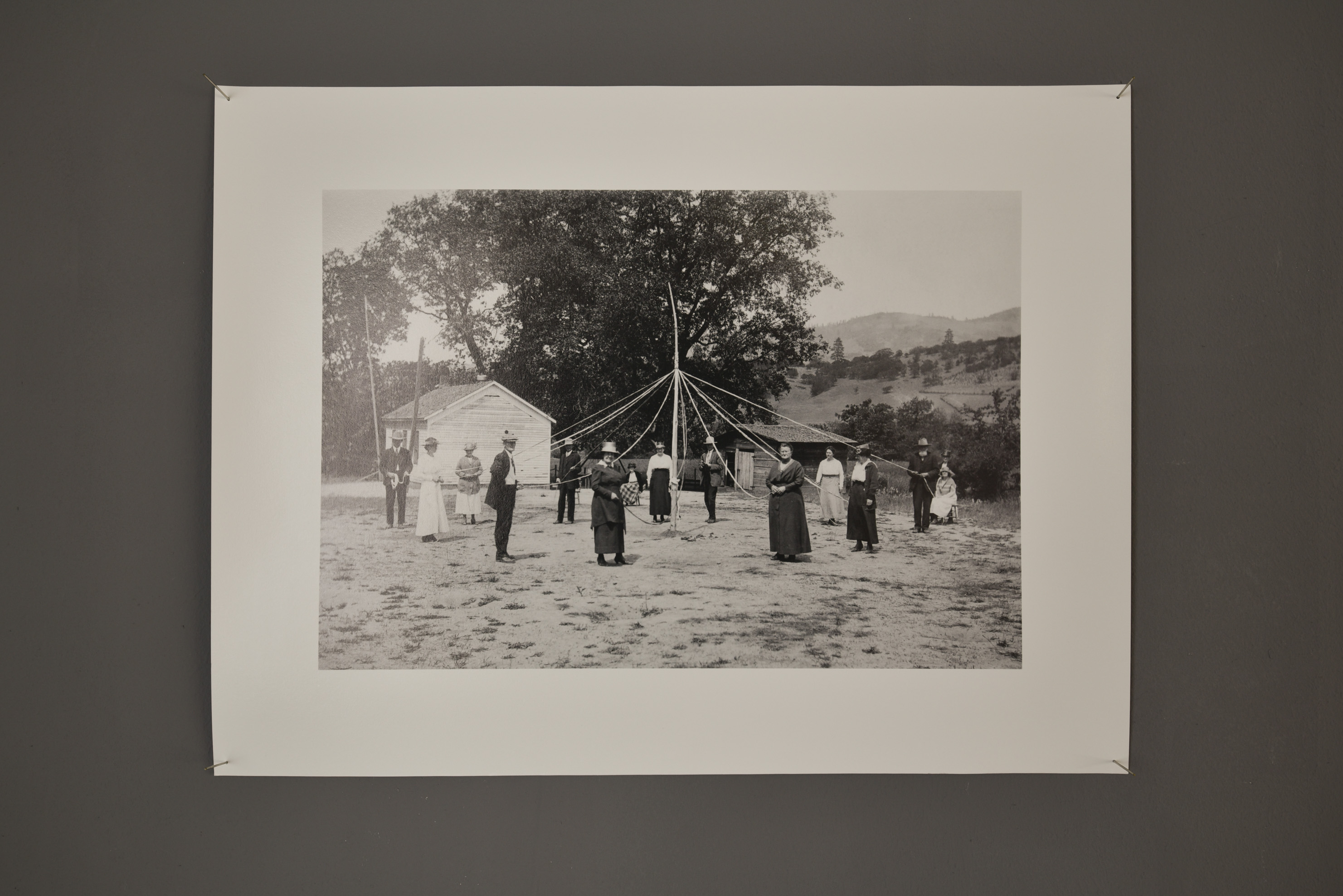 Das Foto zeigt das Untergeschoss des Edith-Russ-Hauses mit dem Kunstwerk von Anette Rose: Maibaumtanz, 1920, Oregon State University Special Collections & Archives. Foto © Edith-Russ-Haus