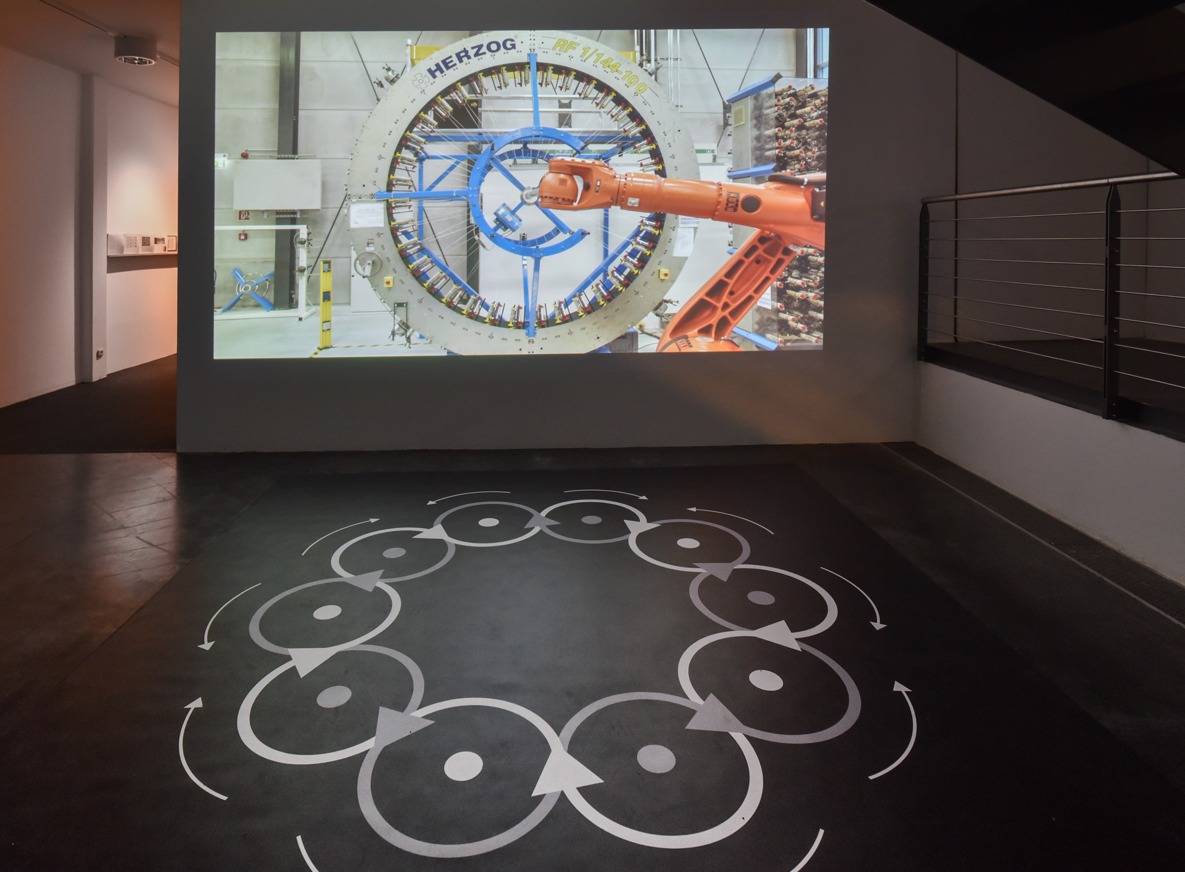 Das Foto zeigt das Untergeschoss des Edith-Russ-Hauses mit den Kunstwerken von Anette Rose: Enzyklopädie der Handhabungen. Modul # 20.1 – 20.2 flechten – automatisiert & Modul # 28 flechten – motion diagram. Foto © Edith-Russ-Haus