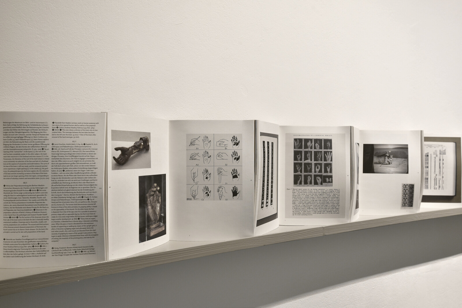 Das Foto zeigt das Untergeschoss des Edith-Russ-Hauses mit dem Kunstwerk von Anette Rose: Enzyklopädie der Handhabungen. Bildmontage/Bildindex. Foto © Edith-Russ-Haus
