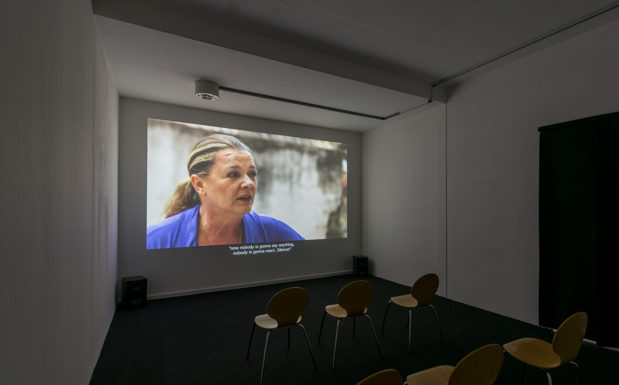 Das Foto zeigt das Untergeschoss des Edith-Russ-Hauses mit dem Kunstwerk von Wendelien van Oldenborgh: Bete & Deise. Foto © Edith-Russ-Haus